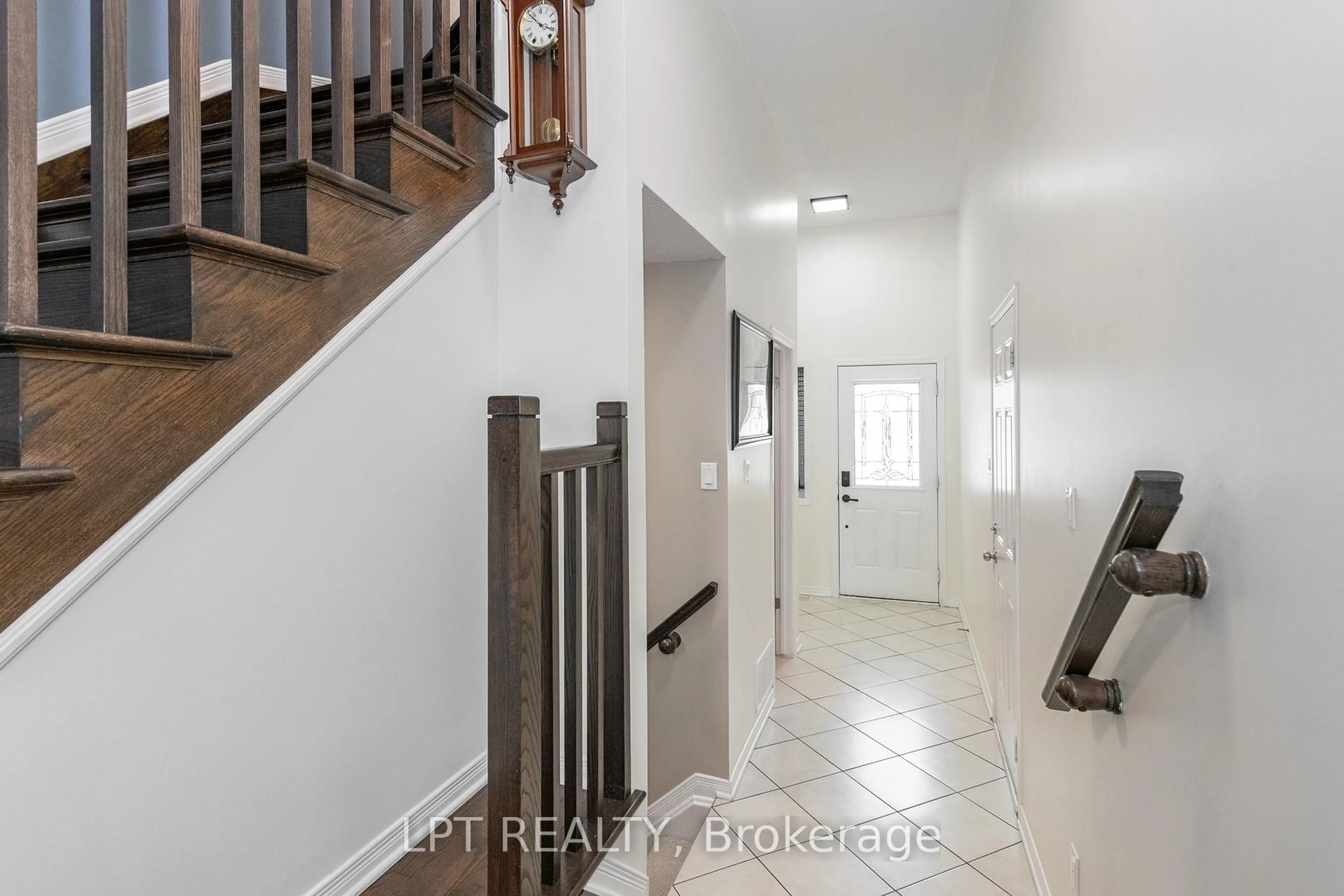 Indoor entryway for 950 Torovin Private, Ottawa Ontario K1B 0A7