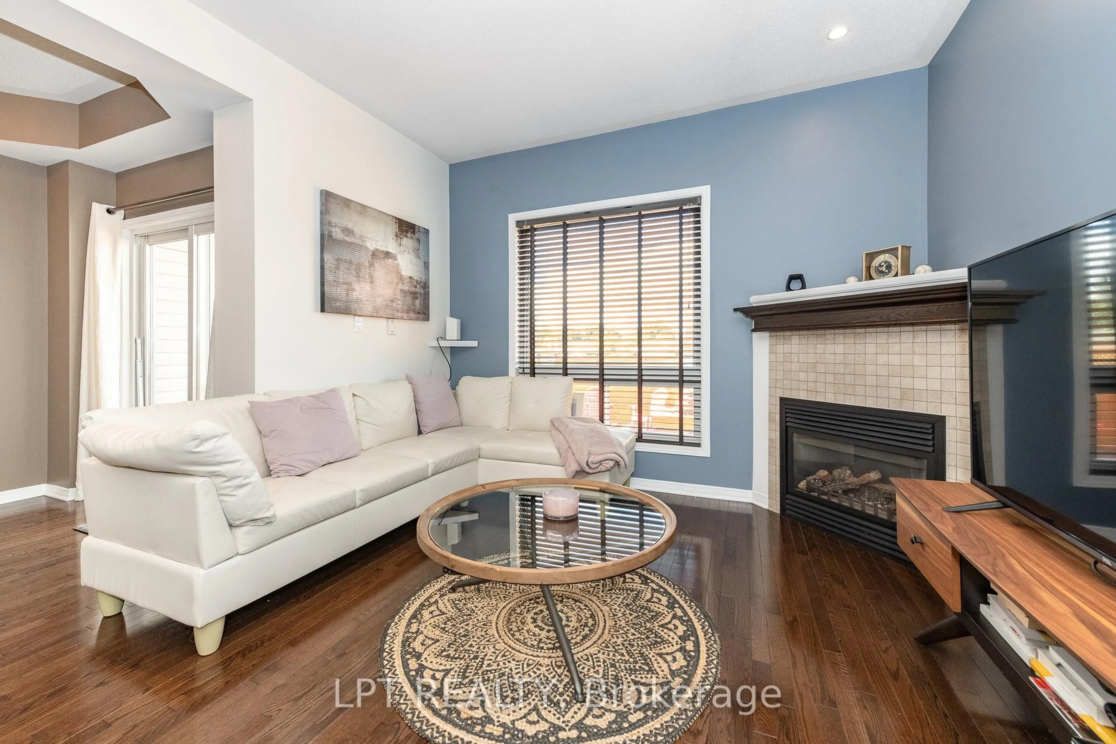 Living room with furniture, wood/laminate floor for 950 Torovin Private, Ottawa Ontario K1B 0A7