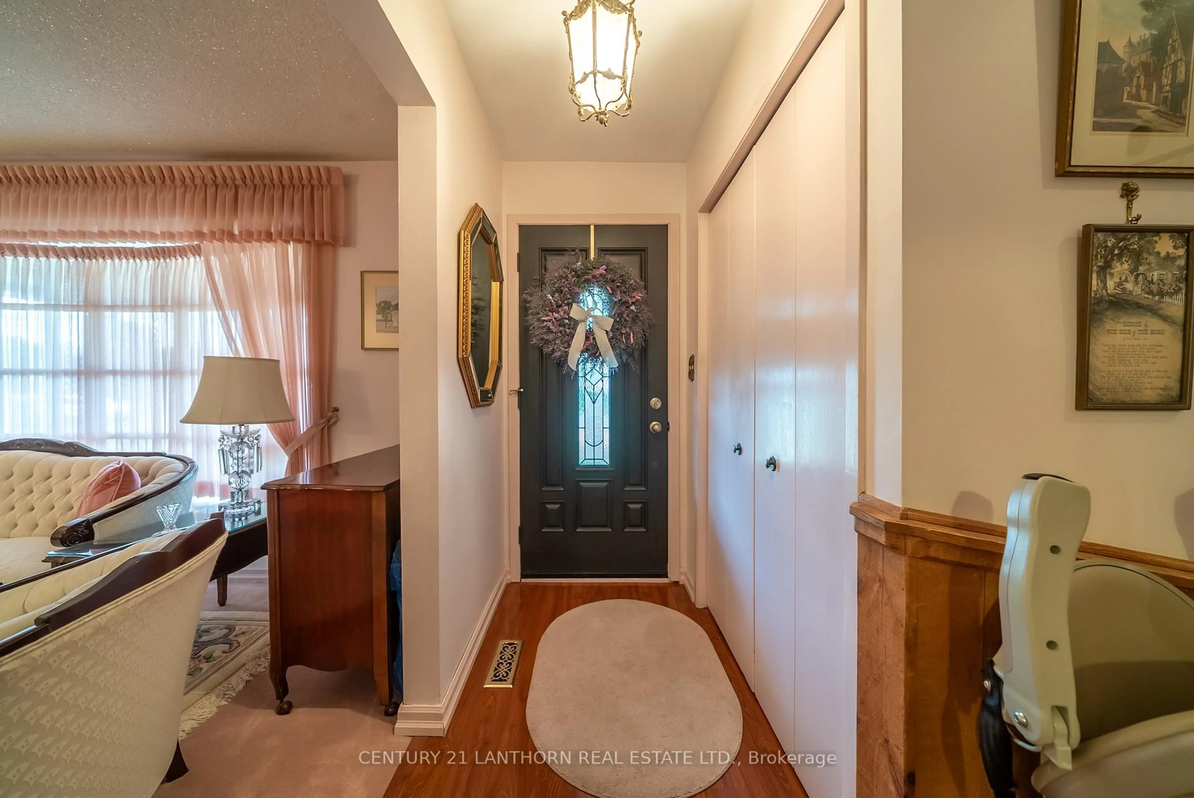 Indoor entryway for 308 Catalina Dr, Quinte West Ontario K8R 1C7