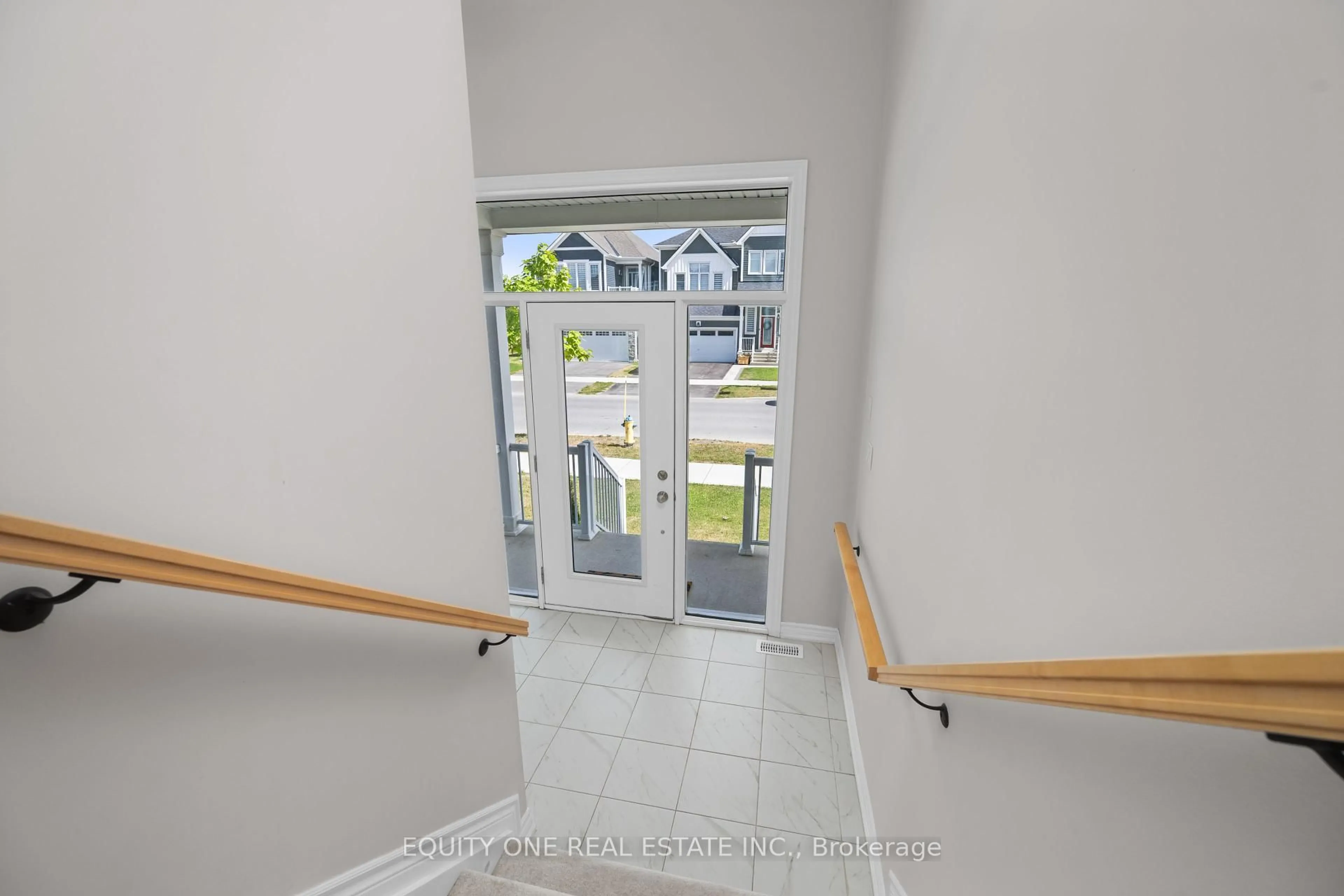 Indoor foyer for 215 Meynell Rd, Richmond Ontario K0A 2Z0
