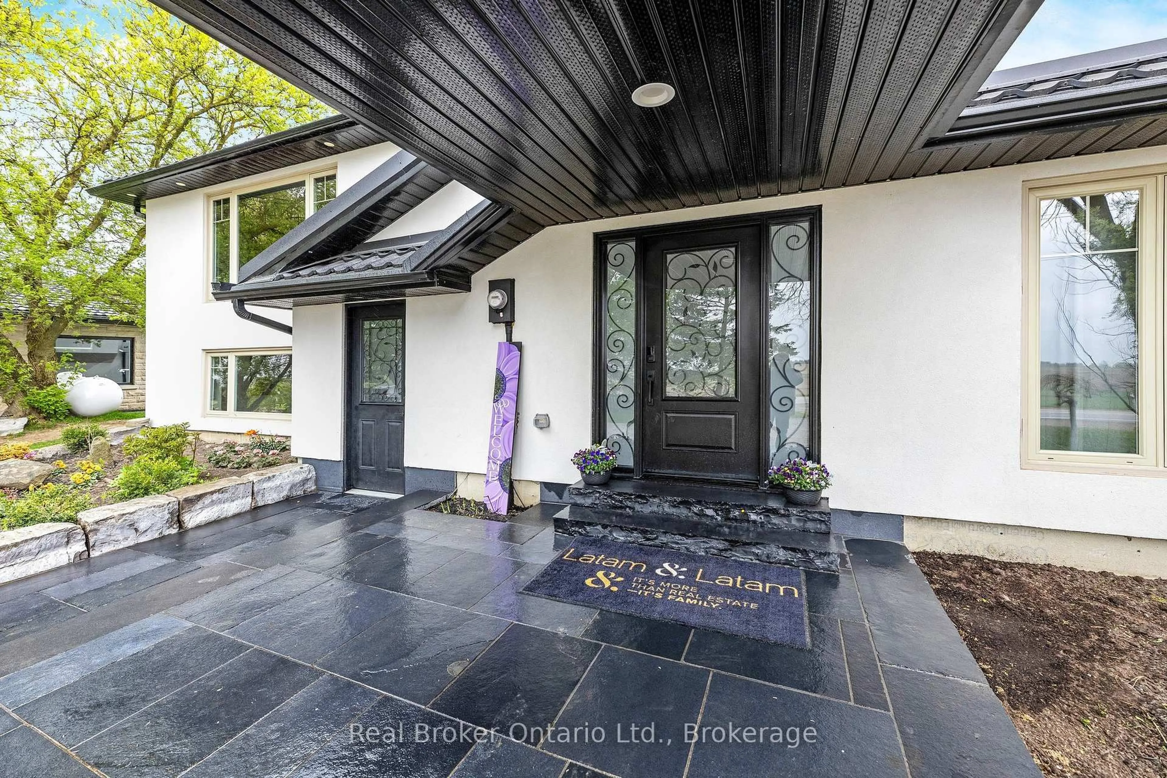 Indoor entryway for 5938 Trafalgar Rd, Erin Ontario N0B 1Z0