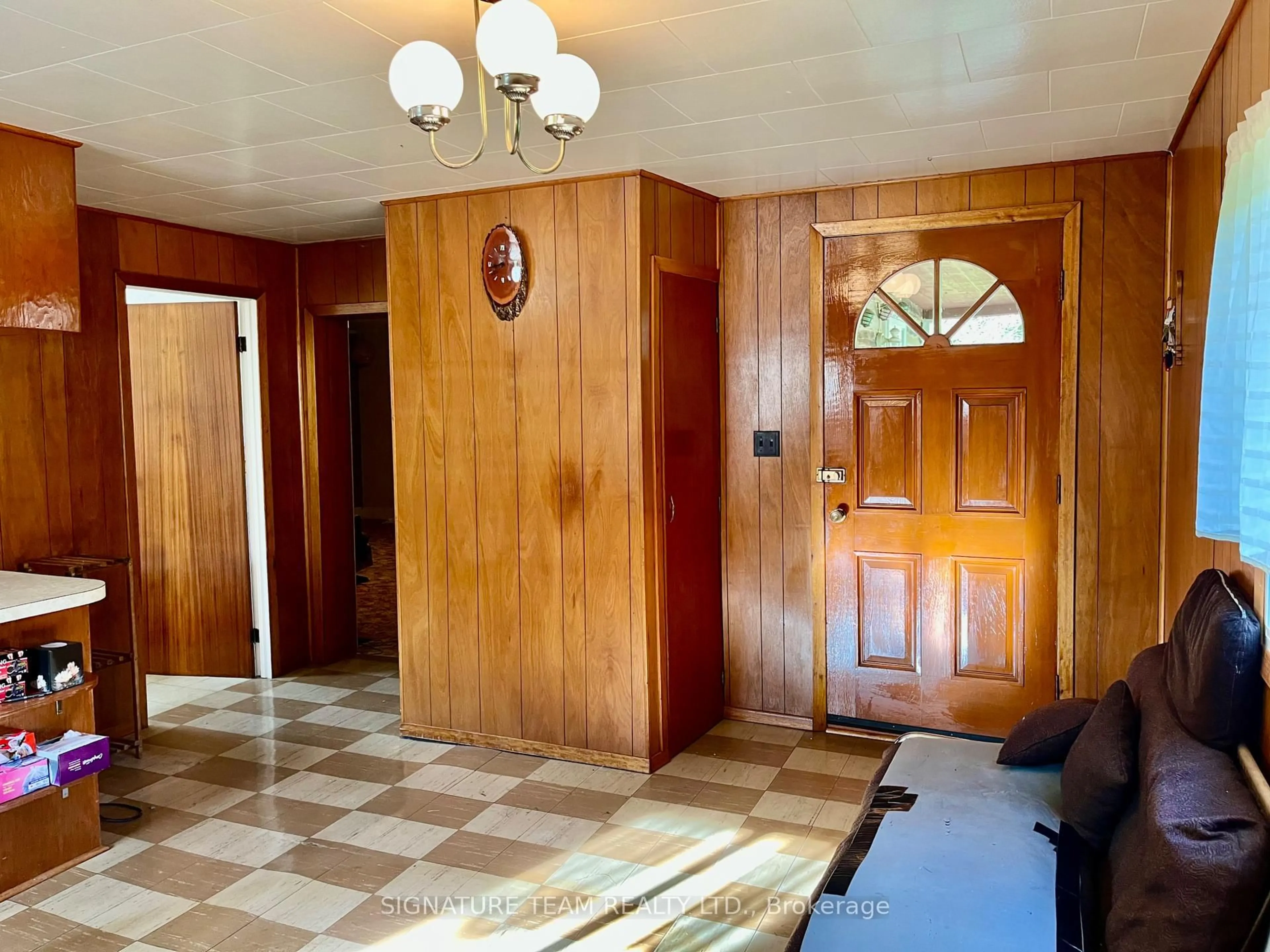 Indoor foyer for 905 Silver Lake Rd, Eganville Ontario K0J 1T0