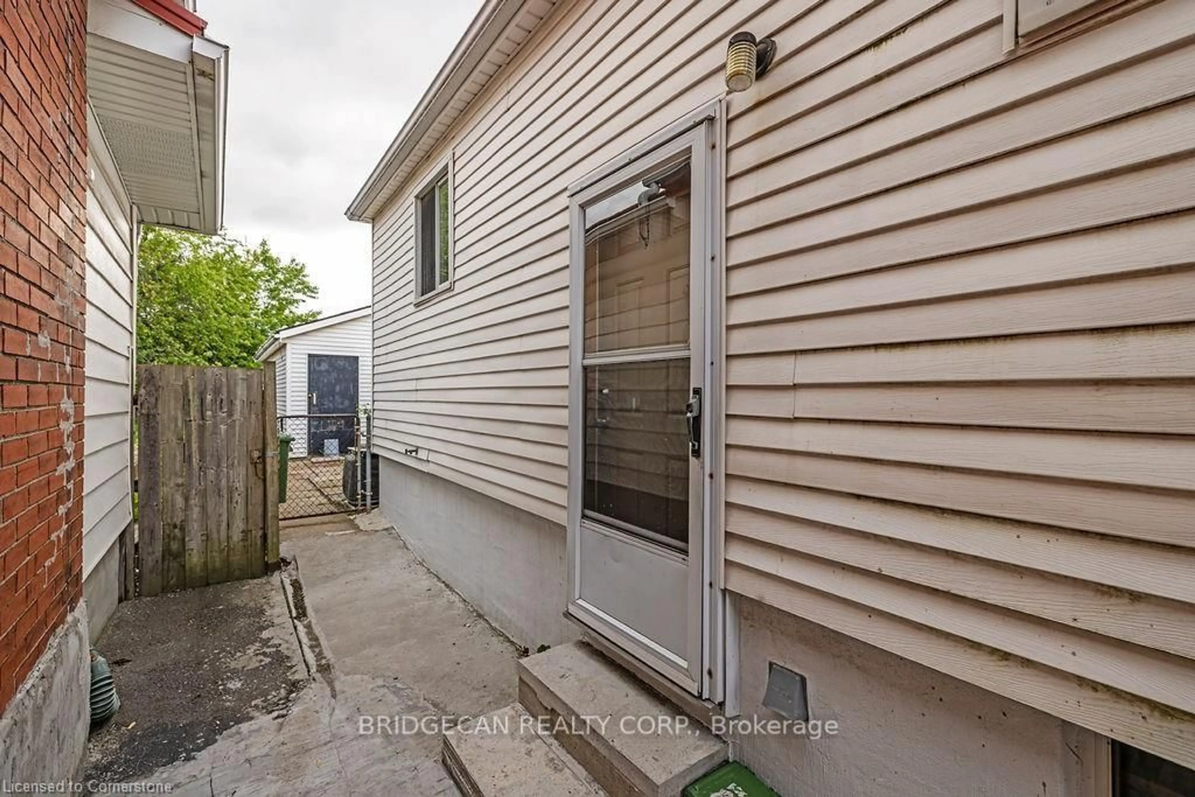 Unknown for 201 East 23rd St, Hamilton Ontario L8V 2X2