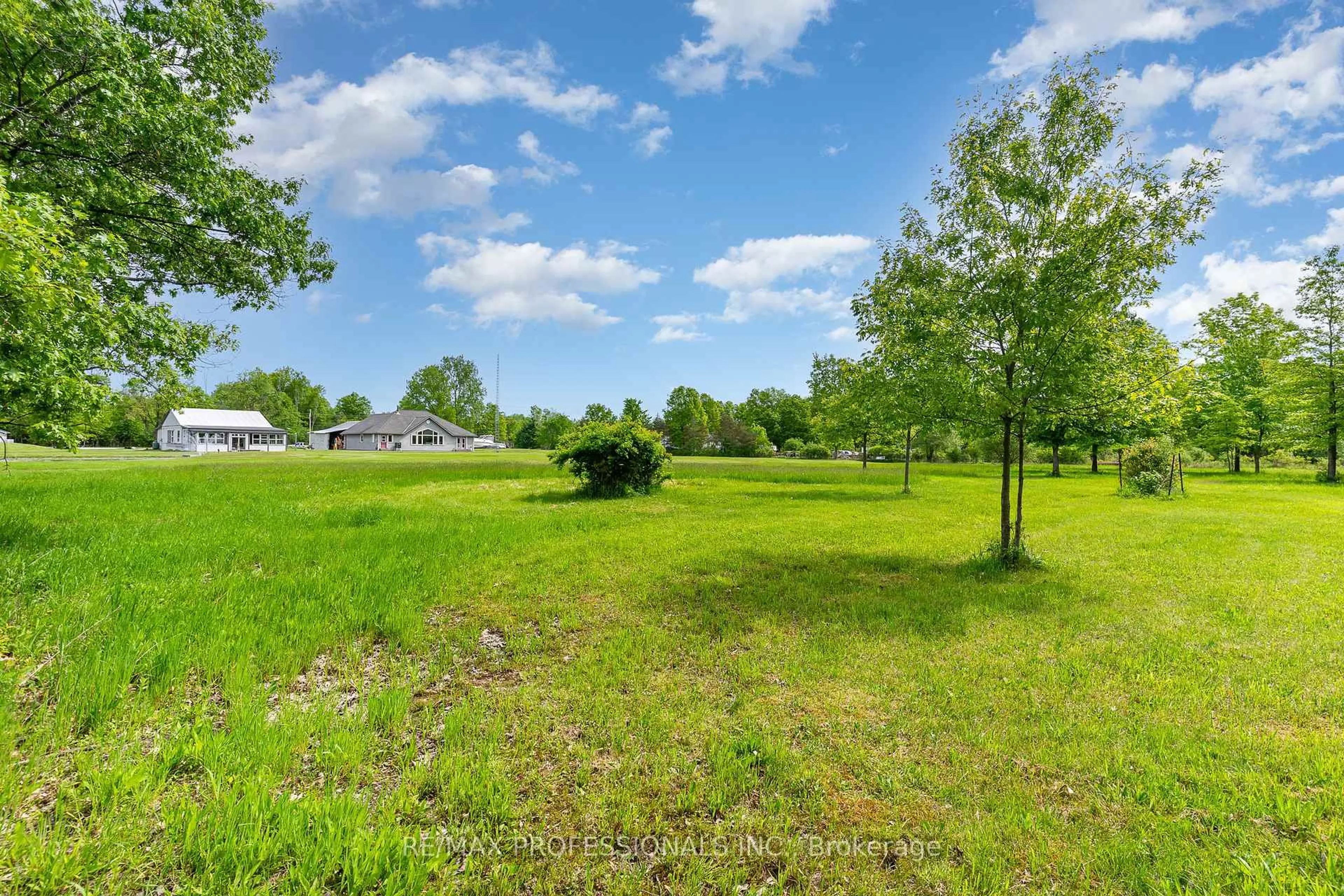 A pic from outside/outdoor area/front of a property/back of a property/a pic from drone, unknown for 1961 Townline Rd, Fort Erie Ontario L0S 1S0