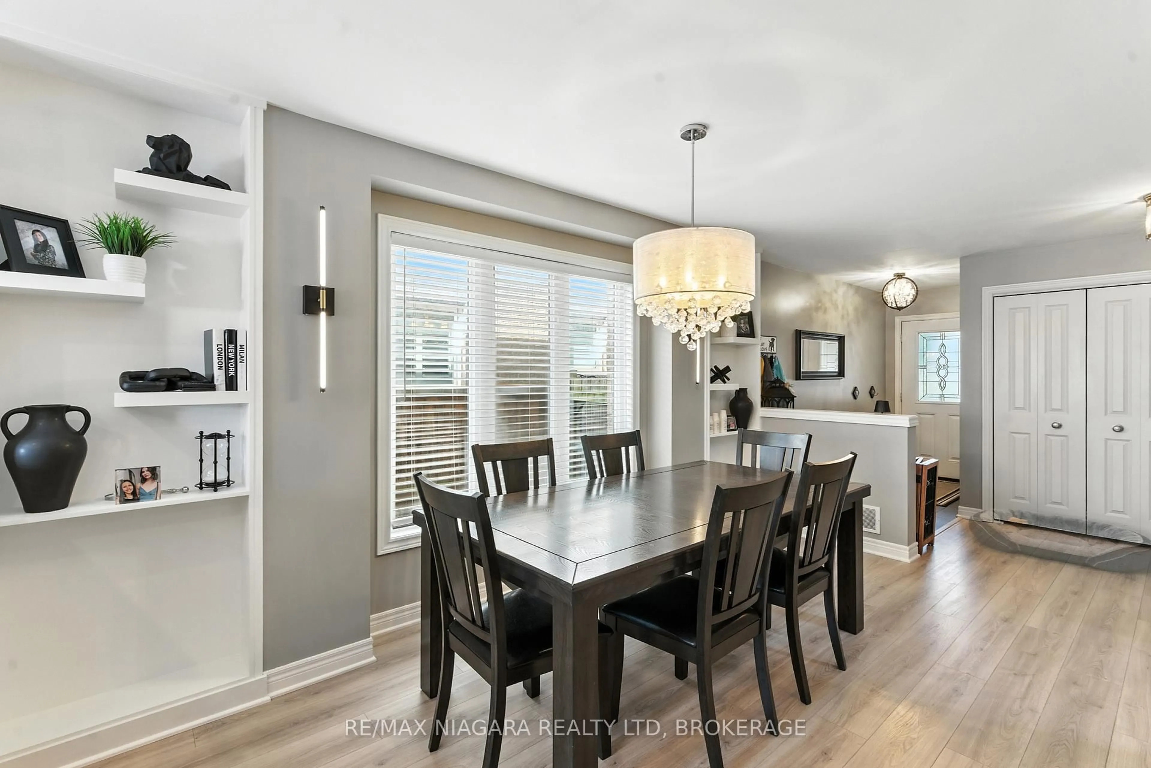 Dining room, wood/laminate floor for 6063 Fausta Blvd, Niagara Falls Ontario L2H 0J1