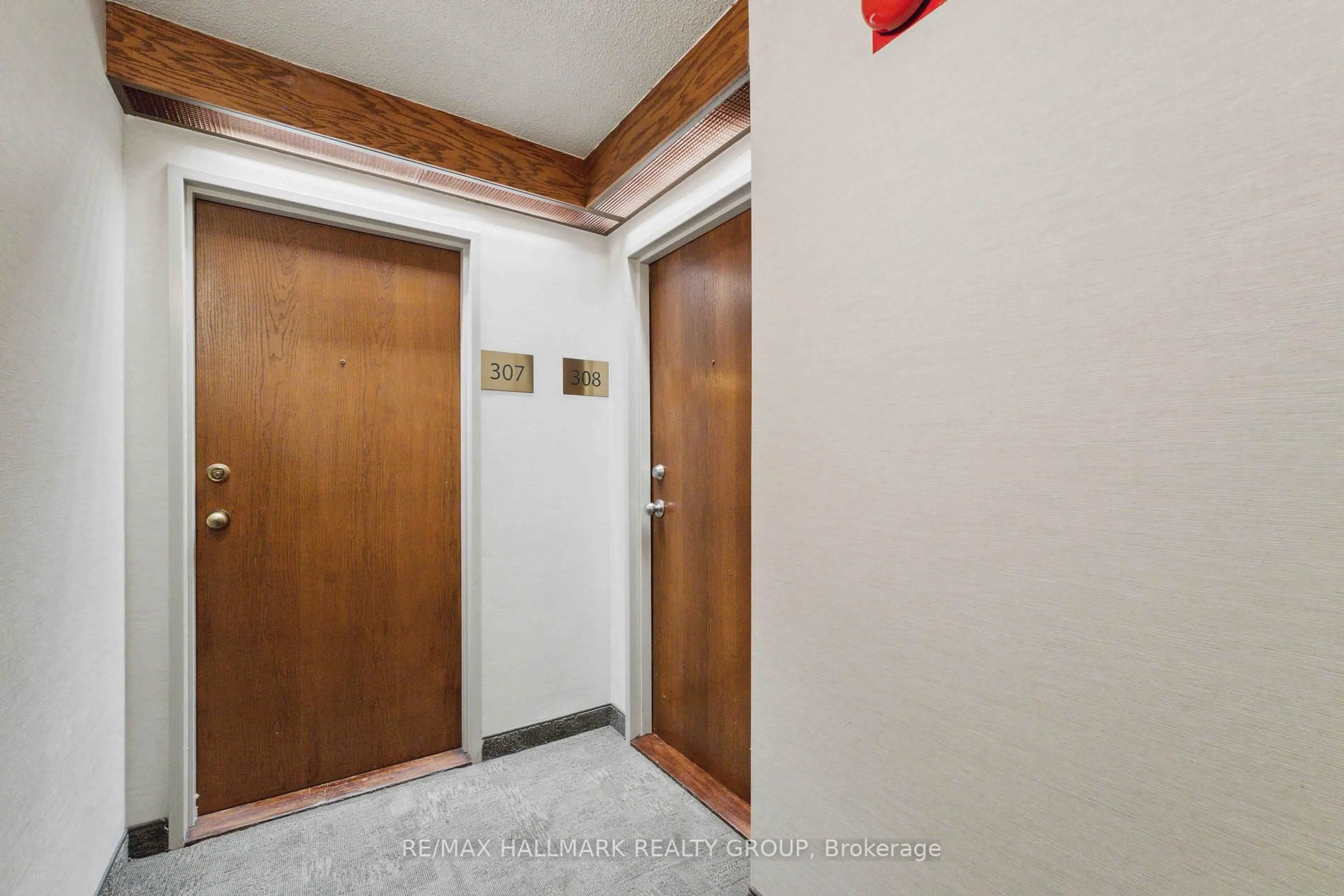 Indoor foyer for 470 Laurier Ave #308, Ottawa Ontario K1R 7W9