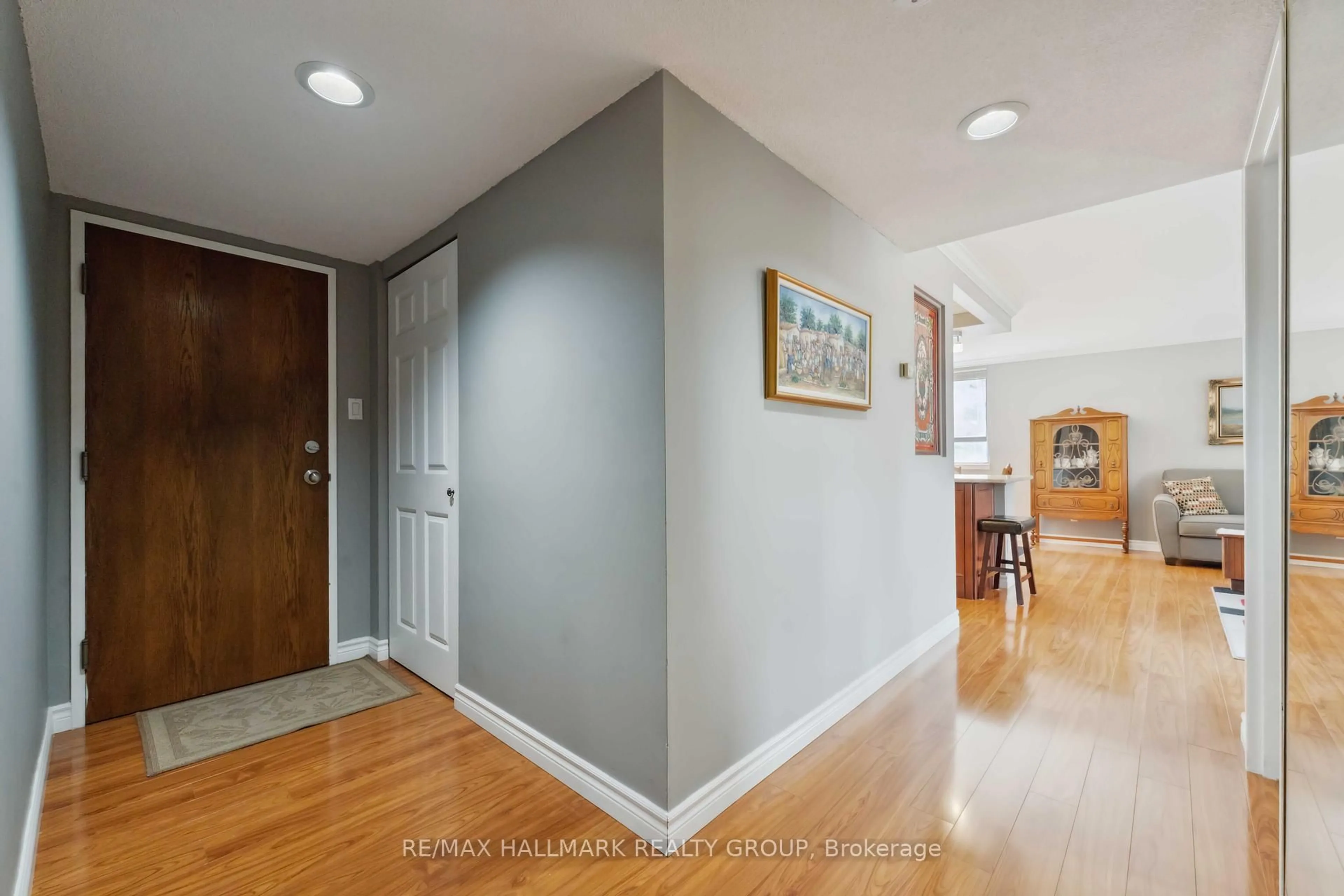 Indoor entryway for 470 Laurier Ave #308, Ottawa Ontario K1R 7W9