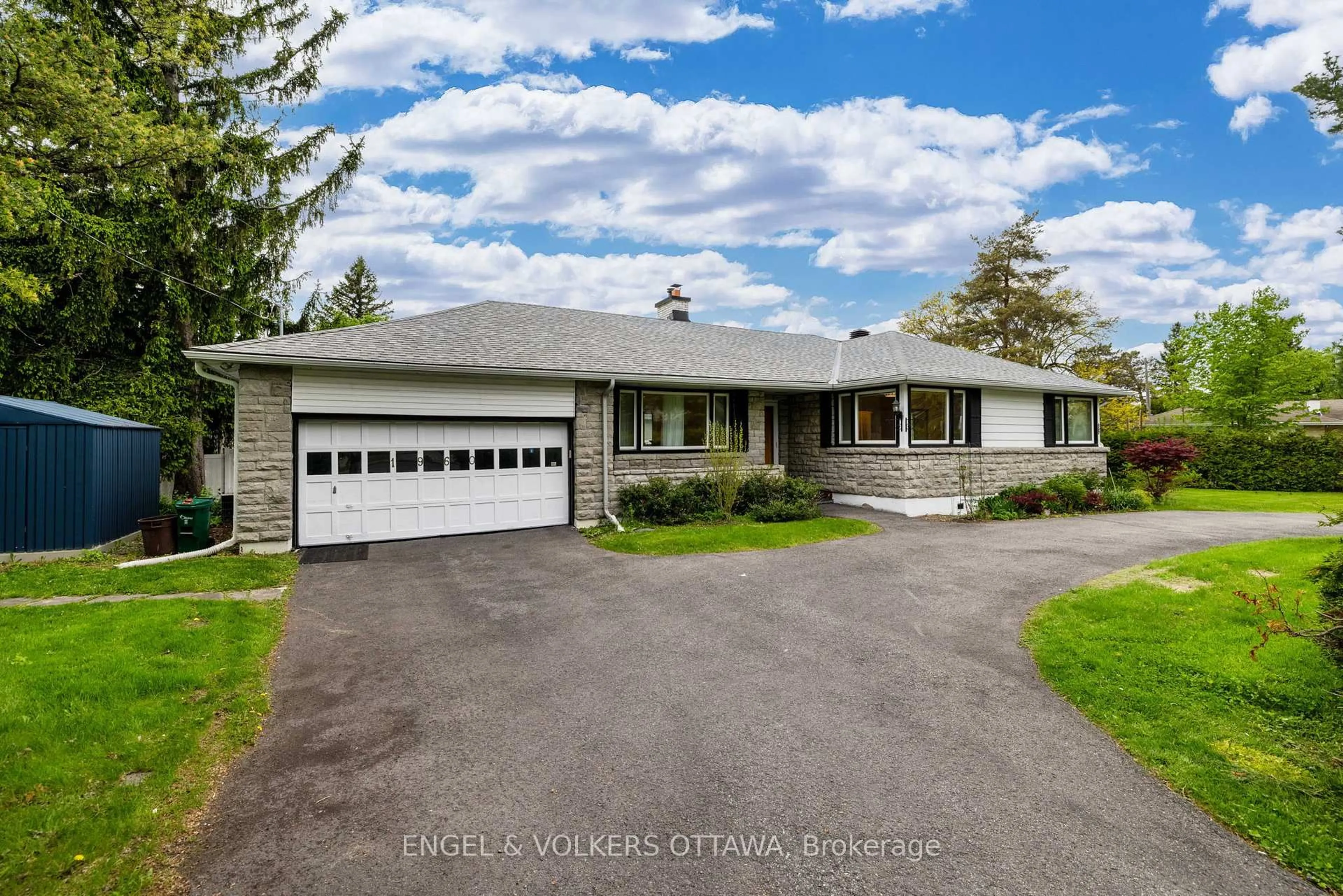 A pic from outside/outdoor area/front of a property/back of a property/a pic from drone, street for 1960 Alta Vista Dr, Ottawa Ontario K1H 7K8