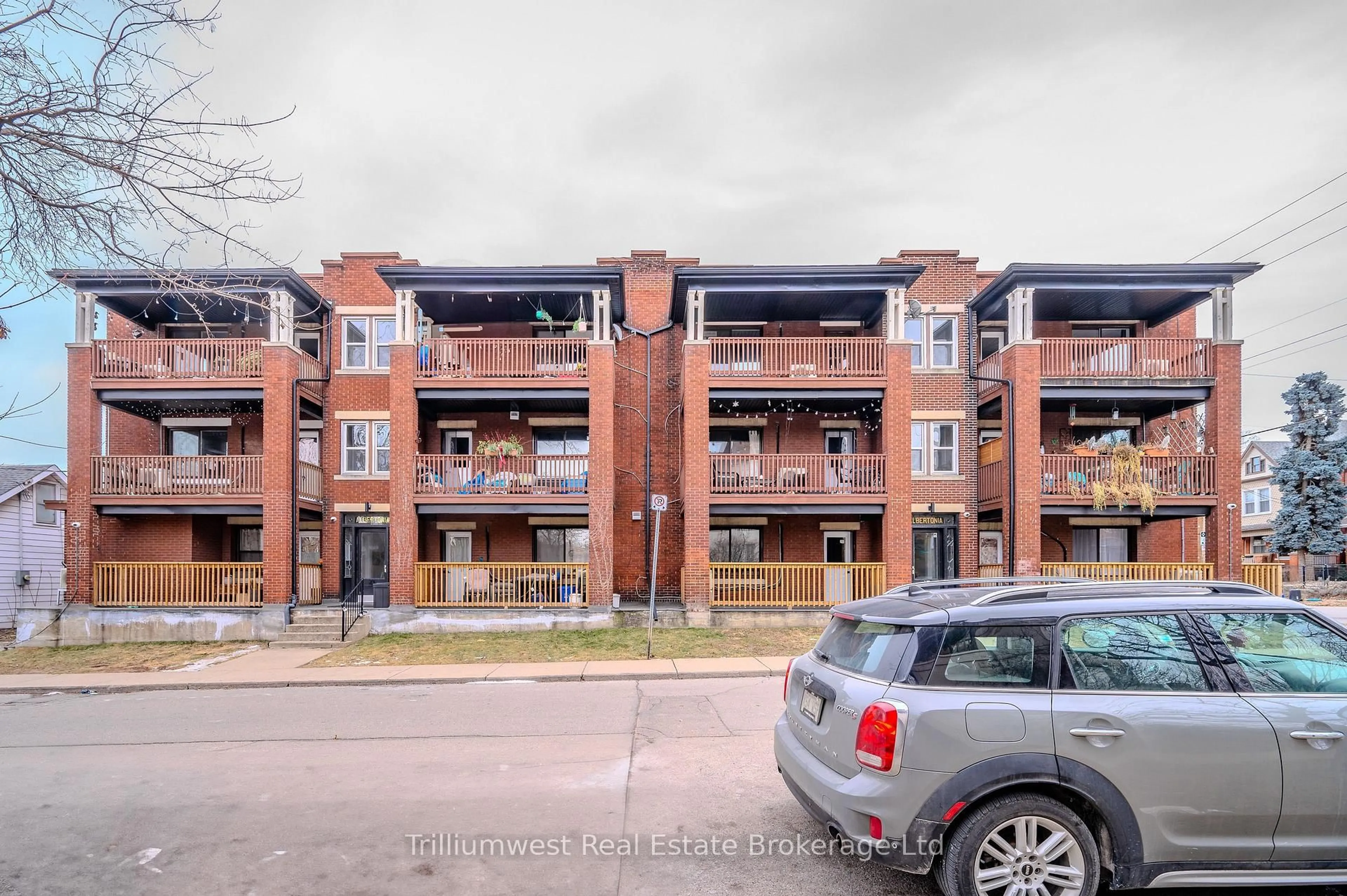 A pic from outside/outdoor area/front of a property/back of a property/a pic from drone, unknown for 41 Albert St, Hamilton Ontario L8M 2Y1