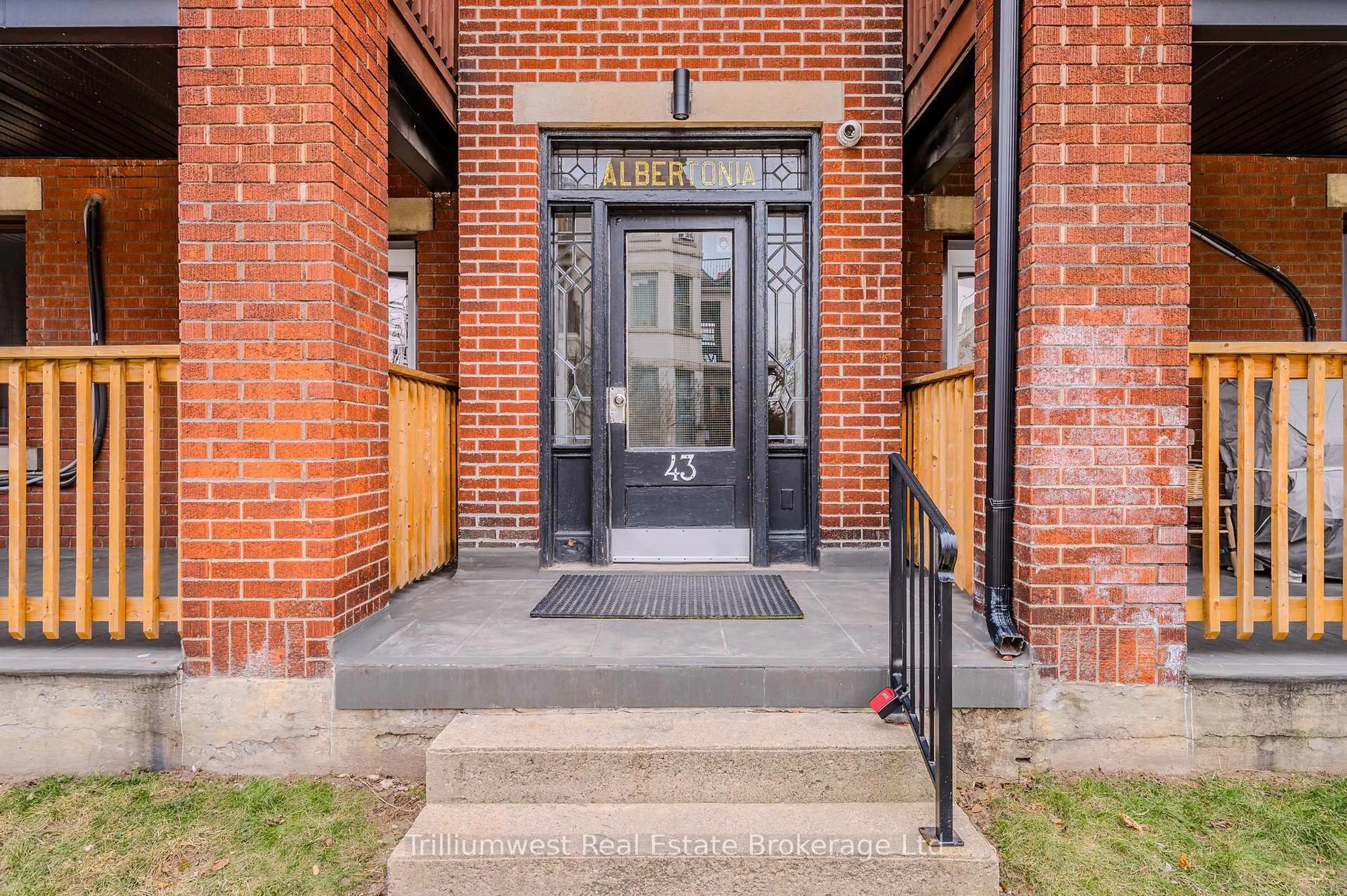 Unknown for 41 Albert St, Hamilton Ontario L8M 2Y1