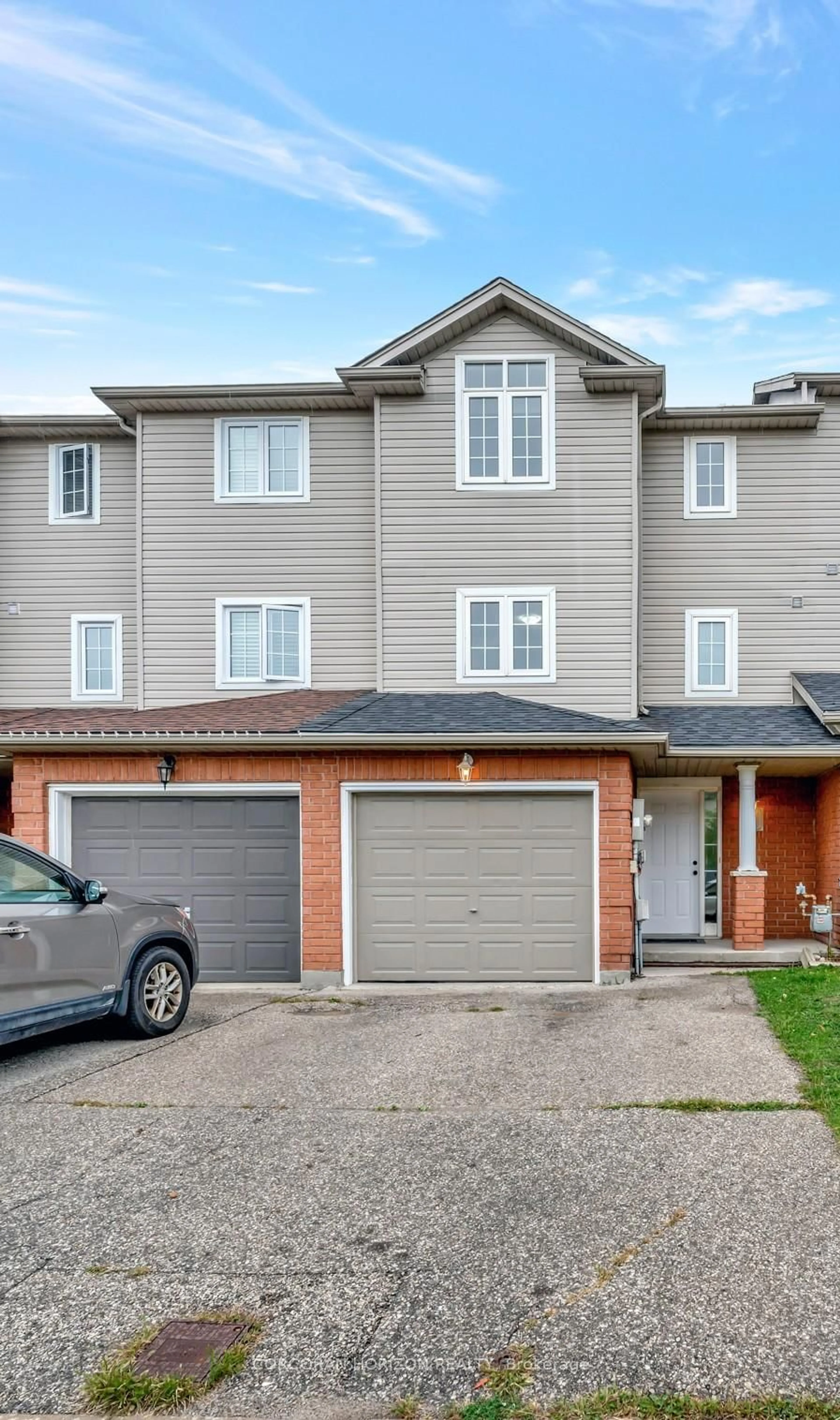 A pic from outside/outdoor area/front of a property/back of a property/a pic from drone, street for 7 Ferncliffe St, Cambridge Ontario N1T 2C8