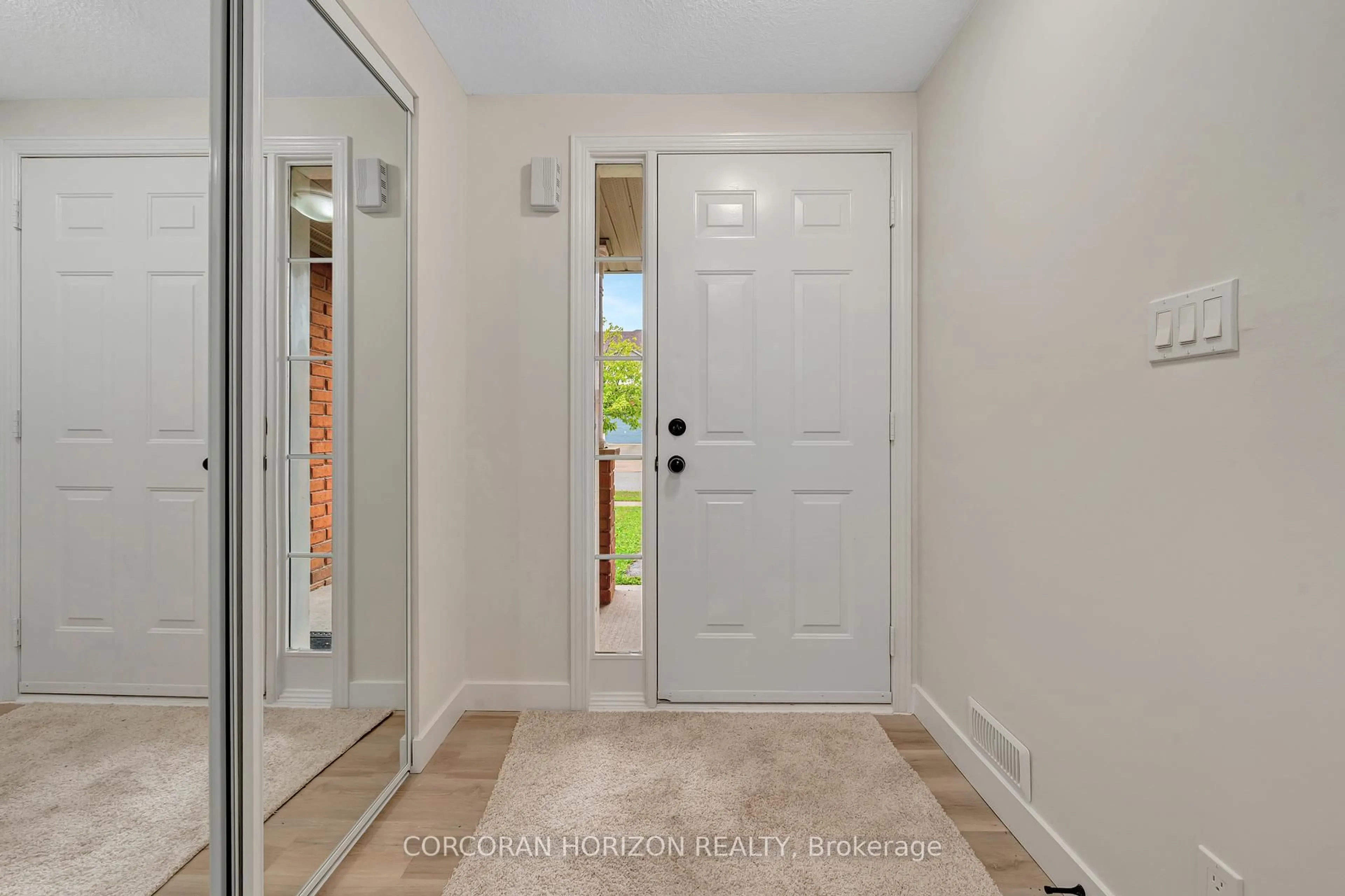Indoor entryway for 7 Ferncliffe St, Cambridge Ontario N1T 2C8