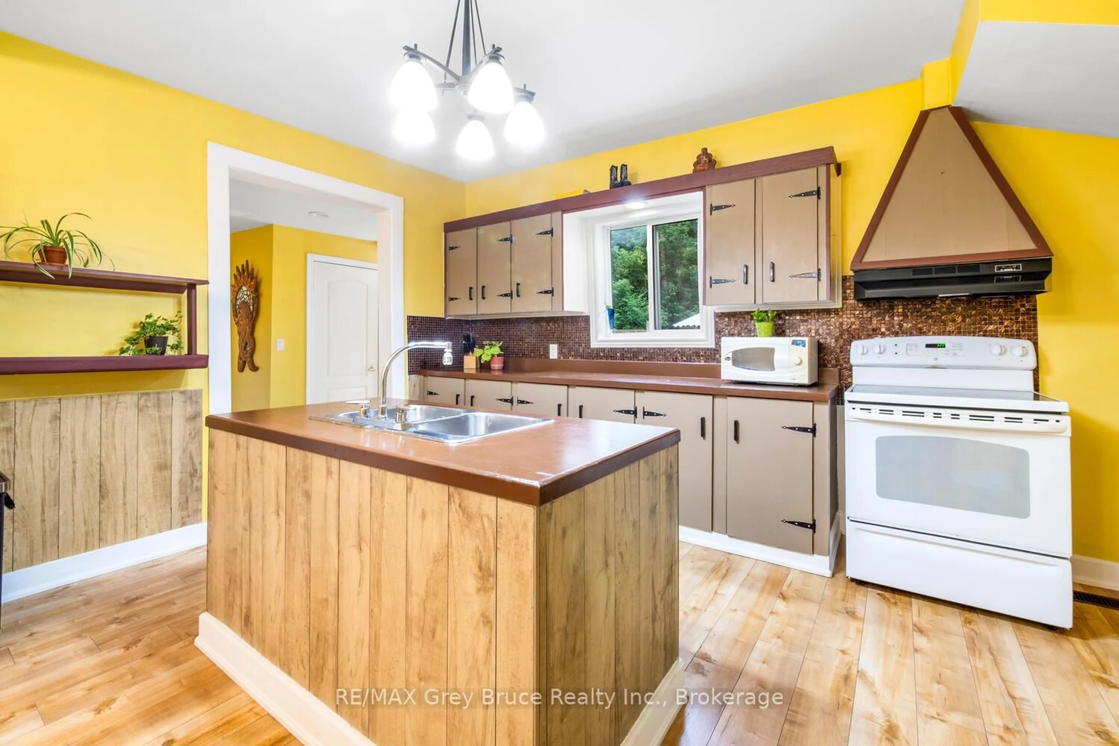Open concept kitchen, wood/laminate floor for 243 Queen St, South Bruce Peninsula Ontario N0H 1P0