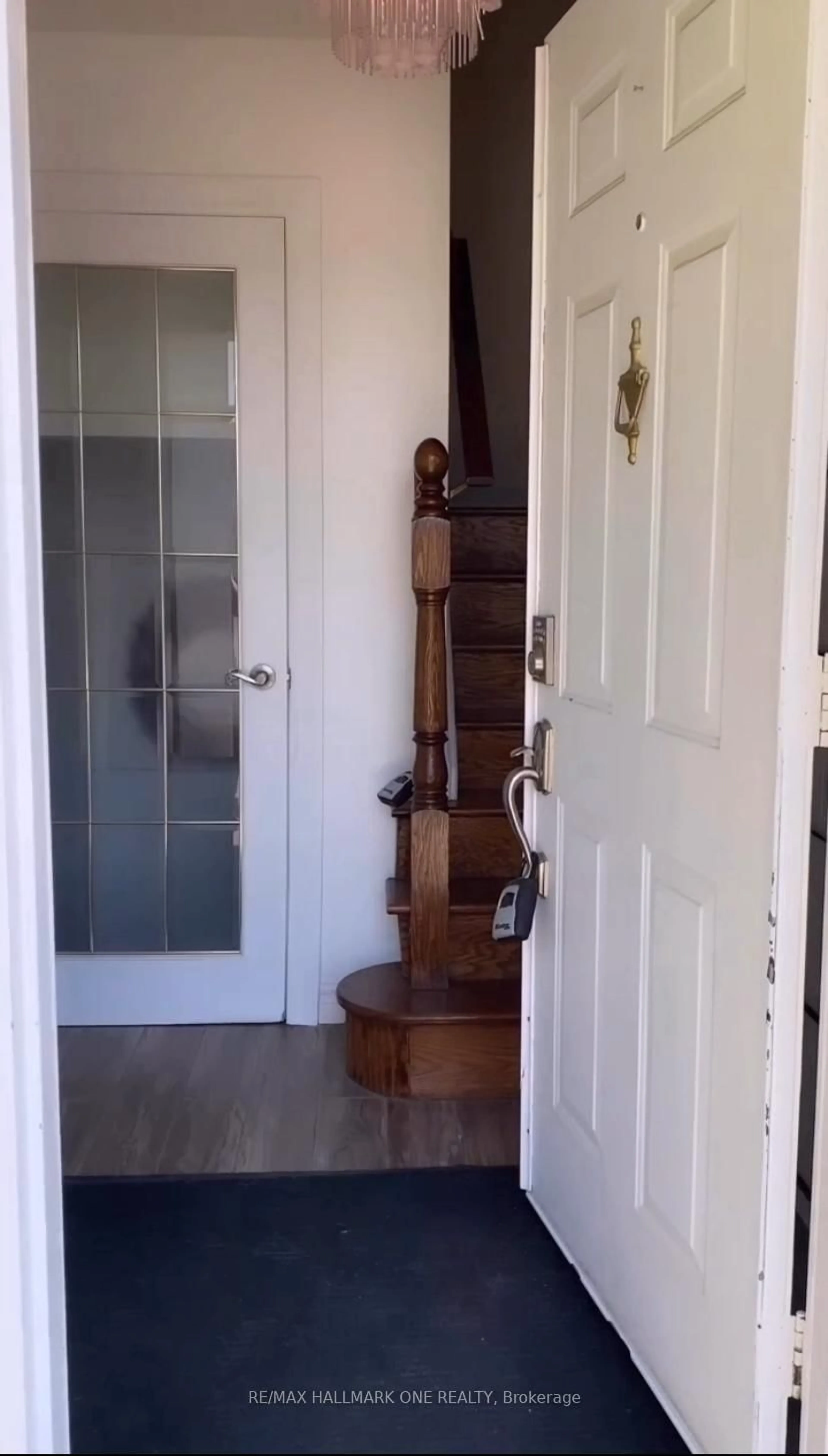 Indoor entryway for 335 AMBLESIDE Dr, London North Ontario N6G 4Y2