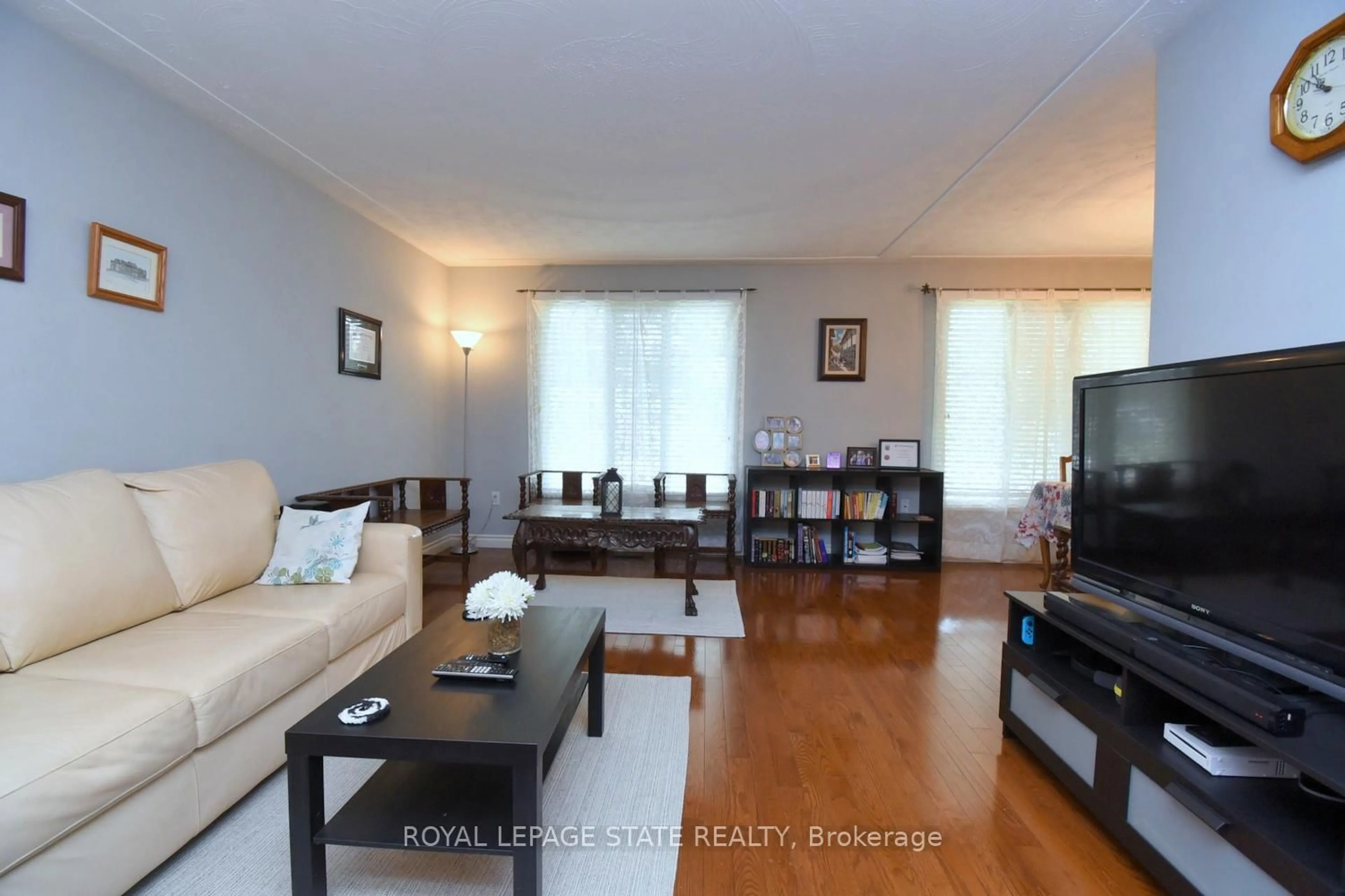 Living room with furniture, wood/laminate floor for 1007 Upper Sherman Ave #AV, Hamilton Ontario L8V 3N6