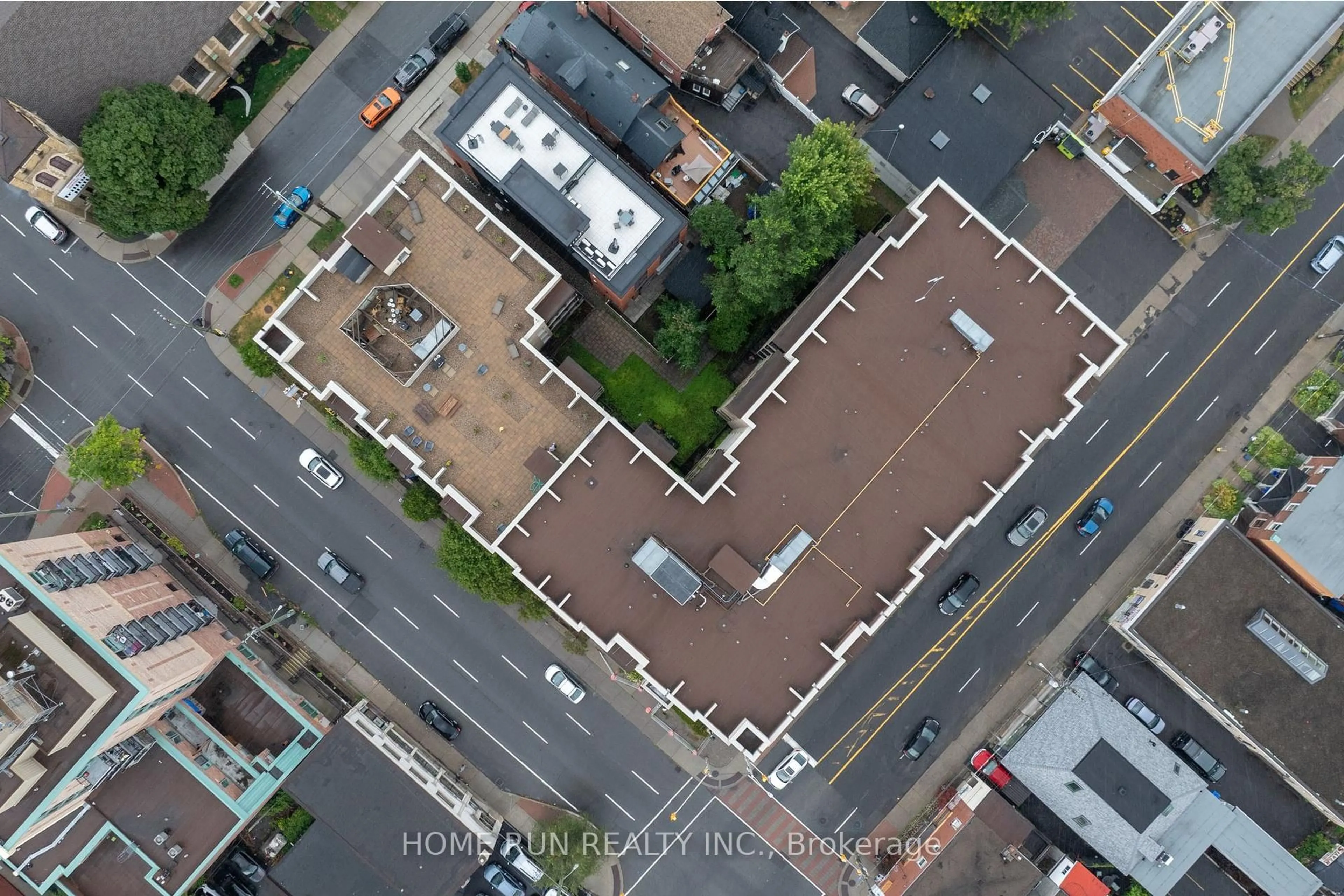 A pic from outside/outdoor area/front of a property/back of a property/a pic from drone, building for 429 Kent St #210, Ottawa Ontario K2P 1B5