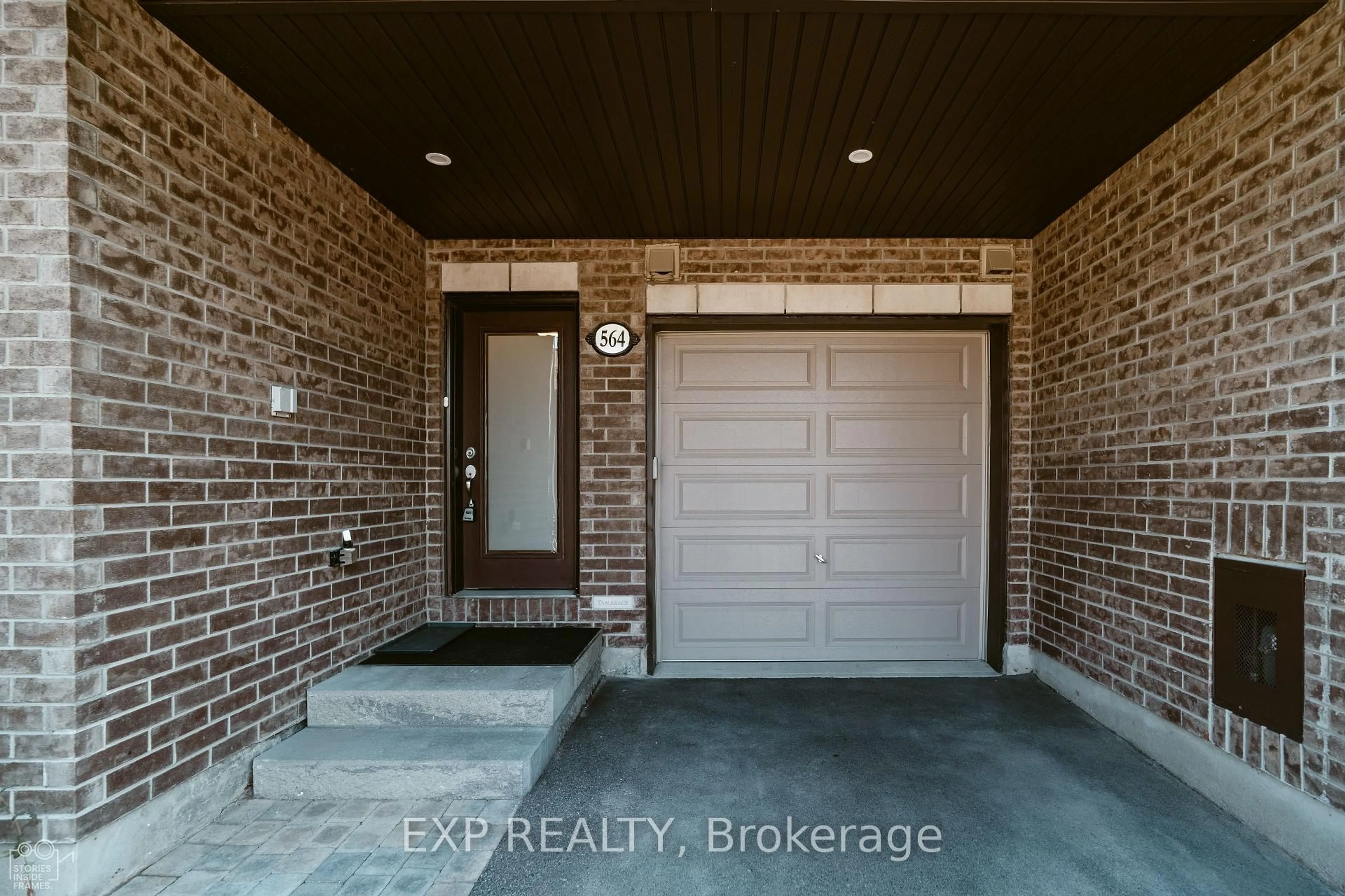 Indoor entryway for 564 Labrador Cres, Ottawa Ontario K1T 0R3