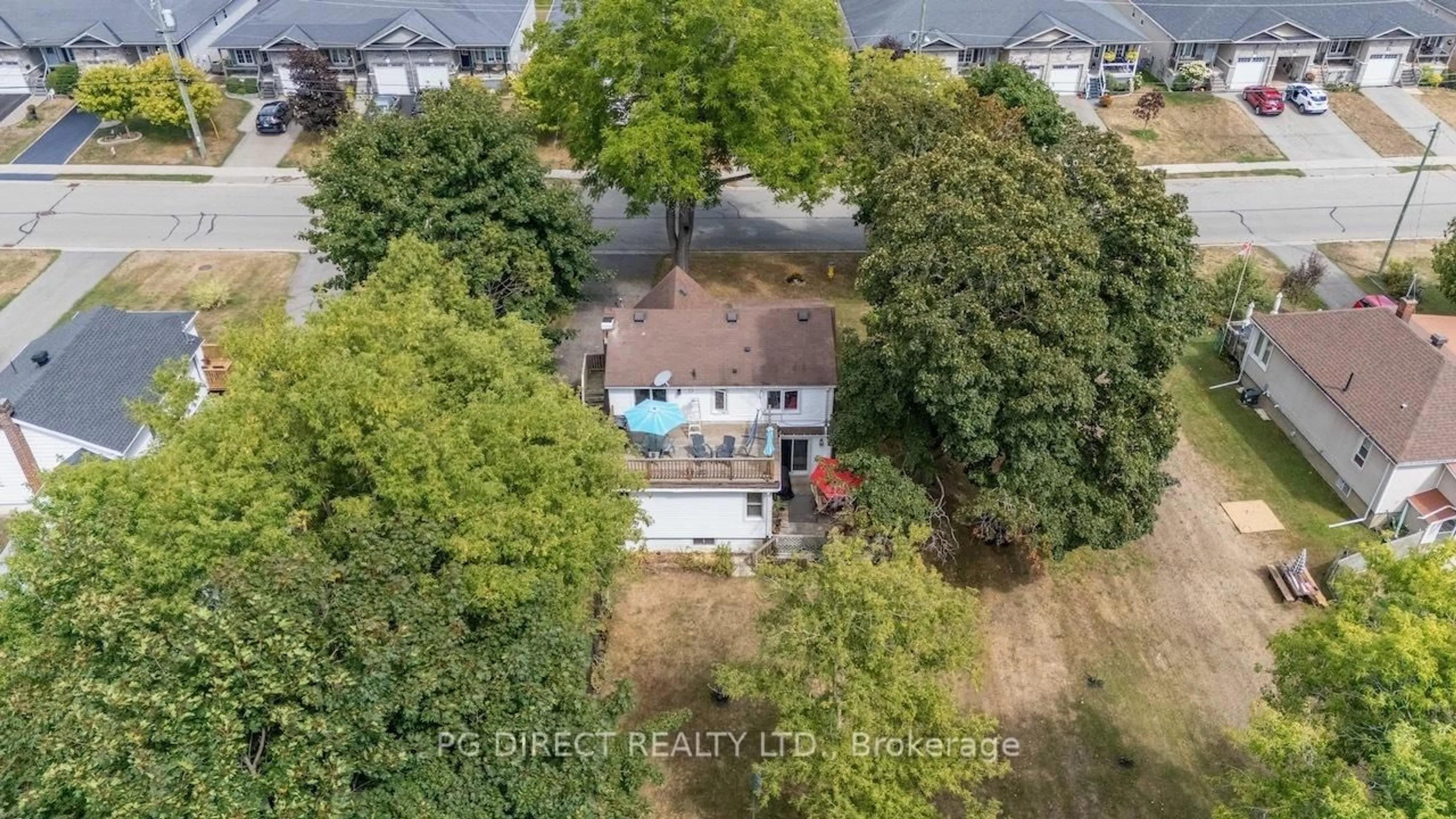 A pic from outside/outdoor area/front of a property/back of a property/a pic from drone, city buildings view from balcony for 18 Centre St, Brockville Ontario K6V 5S5