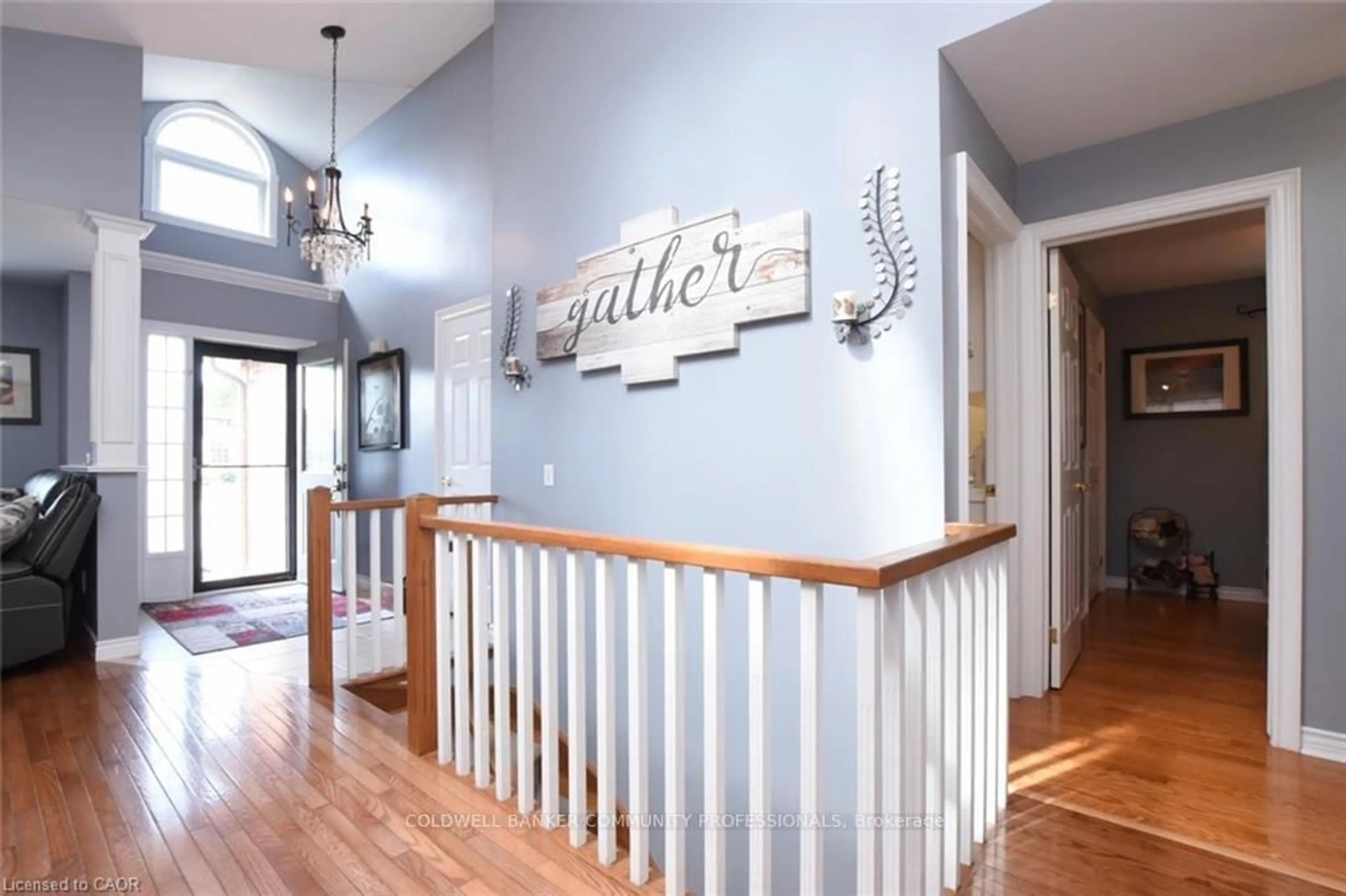 Indoor entryway for 17 Durrell Crt, Hamilton Ontario L9A 5H5