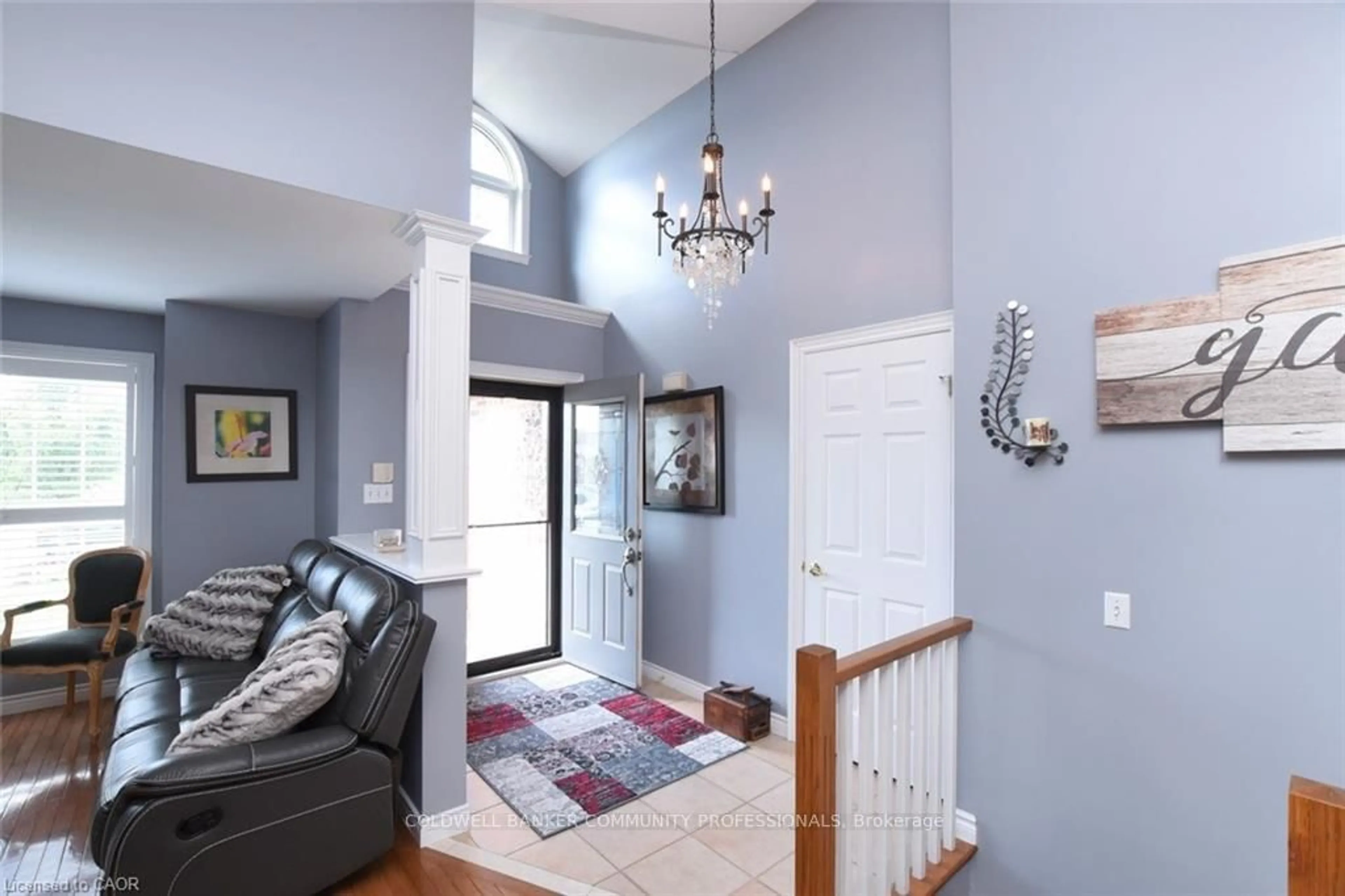 Indoor entryway for 17 Durrell Crt, Hamilton Ontario L9A 5H5