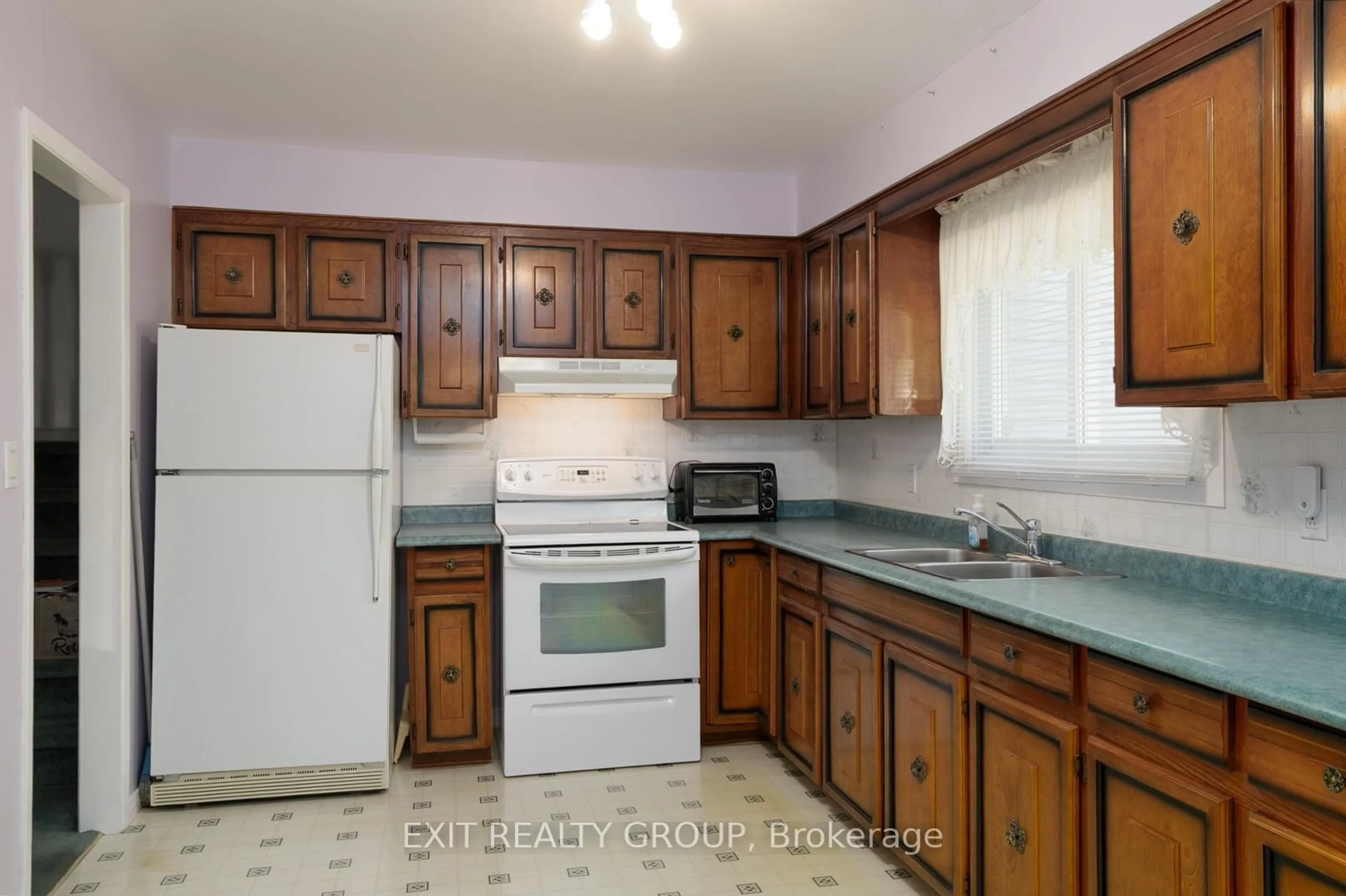 Standard kitchen, unknown for 28 Ghent Dr, Quinte West Ontario K8V 5P5