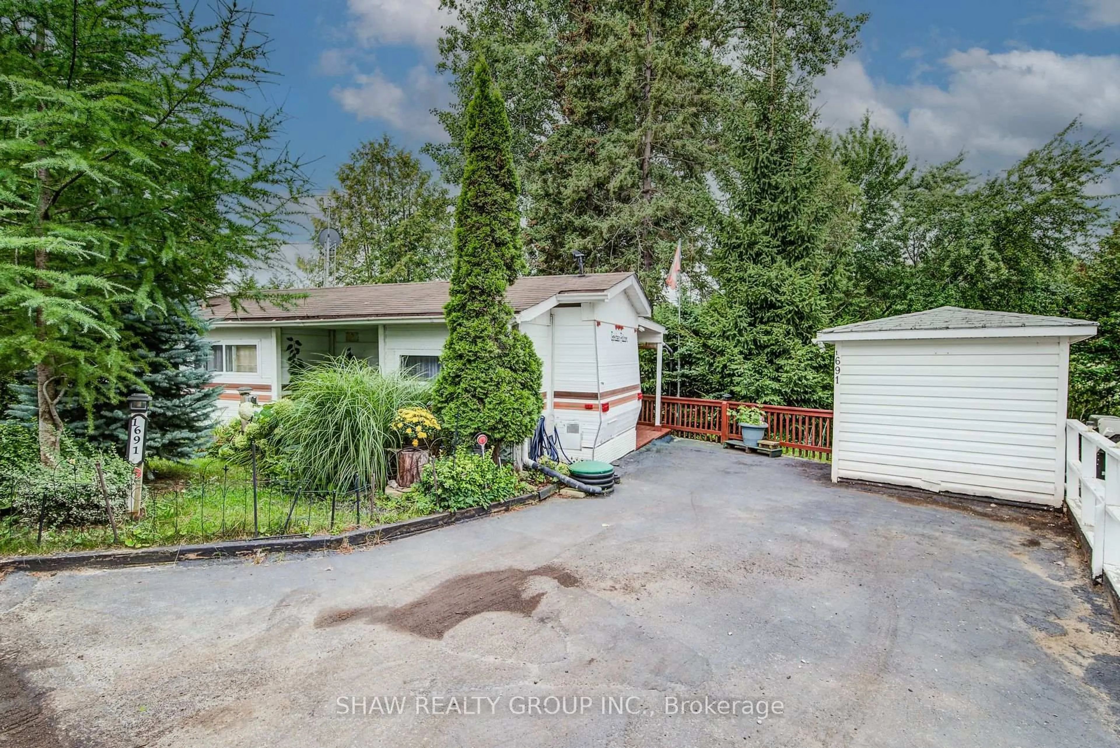 A pic from outside/outdoor area/front of a property/back of a property/a pic from drone, street for 691 Oak Cres, Centre Wellington Ontario N1M 2W5