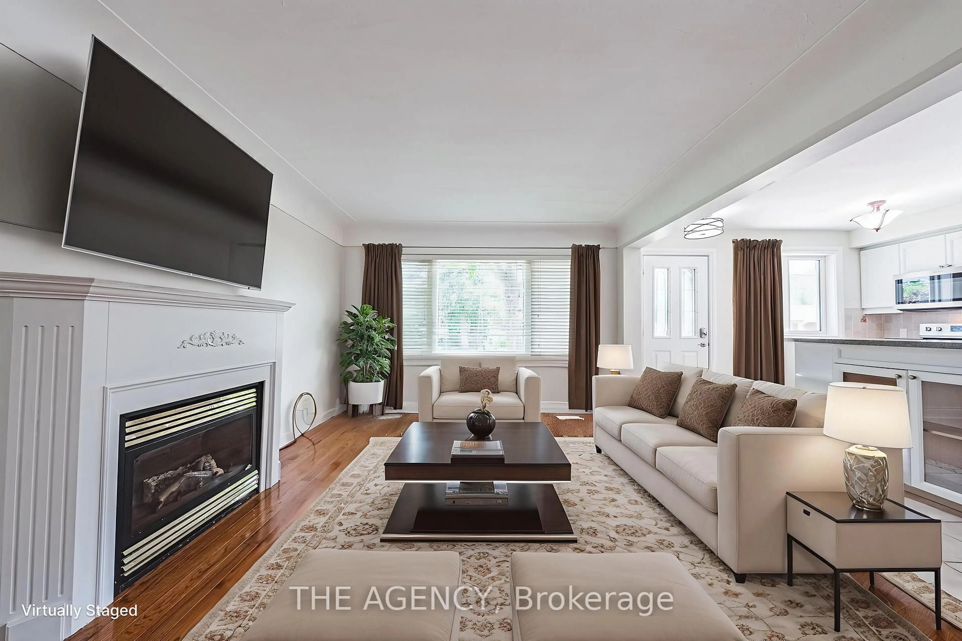 Living room with furniture, unknown for 40 Wyngate Ave, Hamilton Ontario L8G 1T2