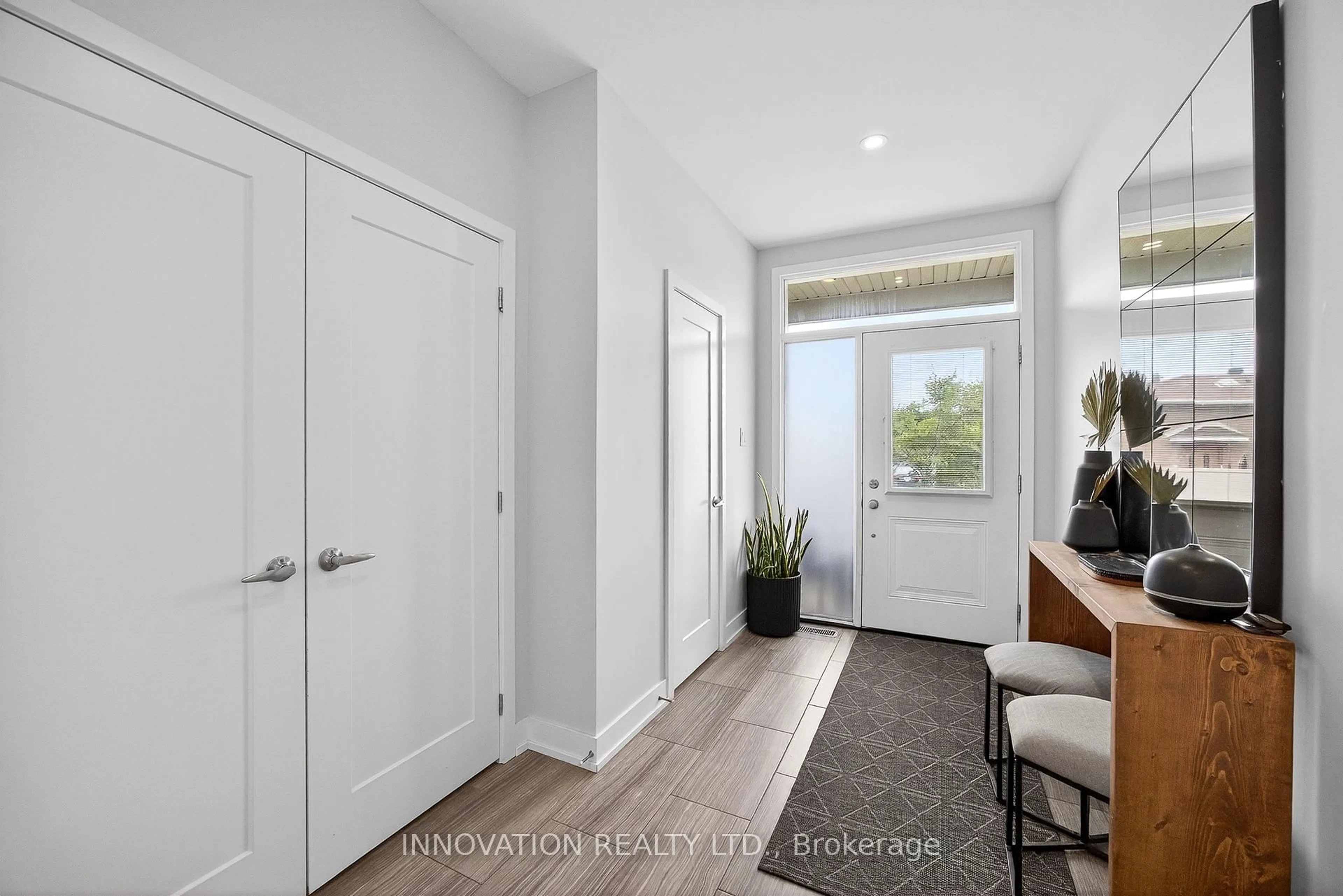 Indoor entryway for 1310 Avenue P Ave, Ottawa Ontario K1G 0B3