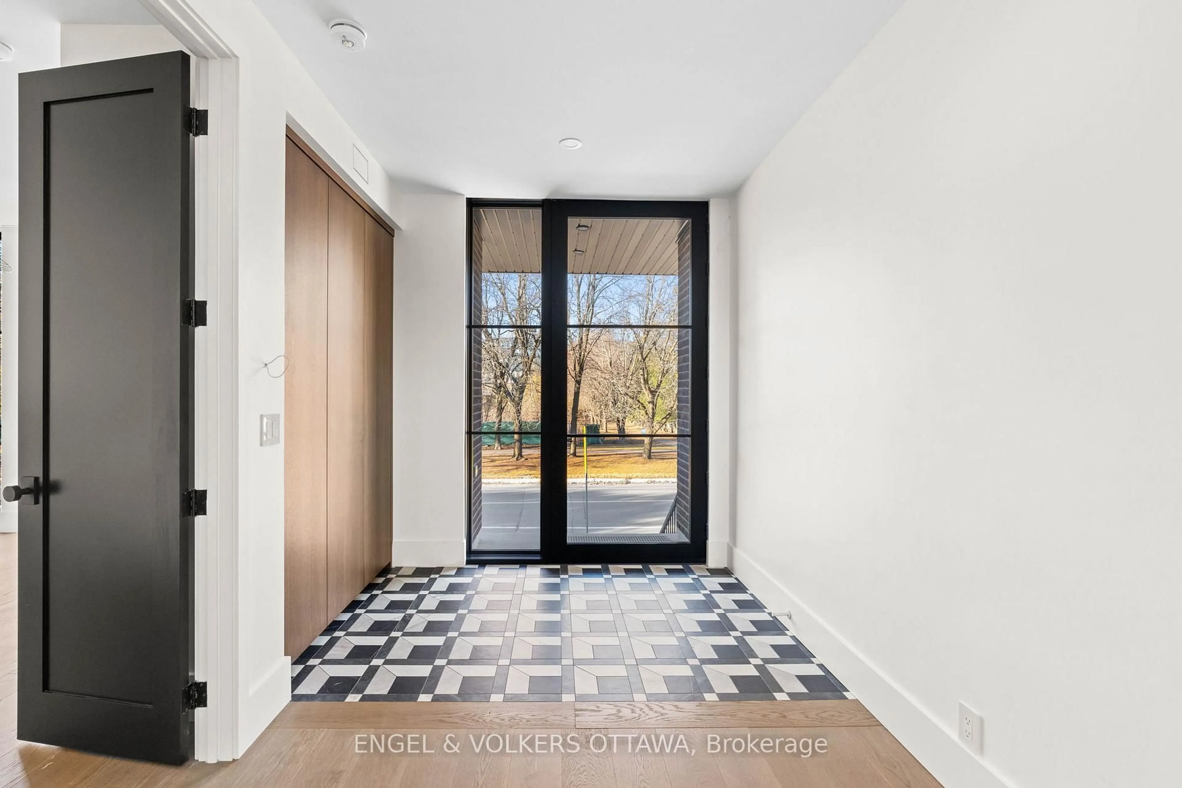 Indoor entryway for 246 BYRON Ave, Ottawa Ontario K1Z 6Y8