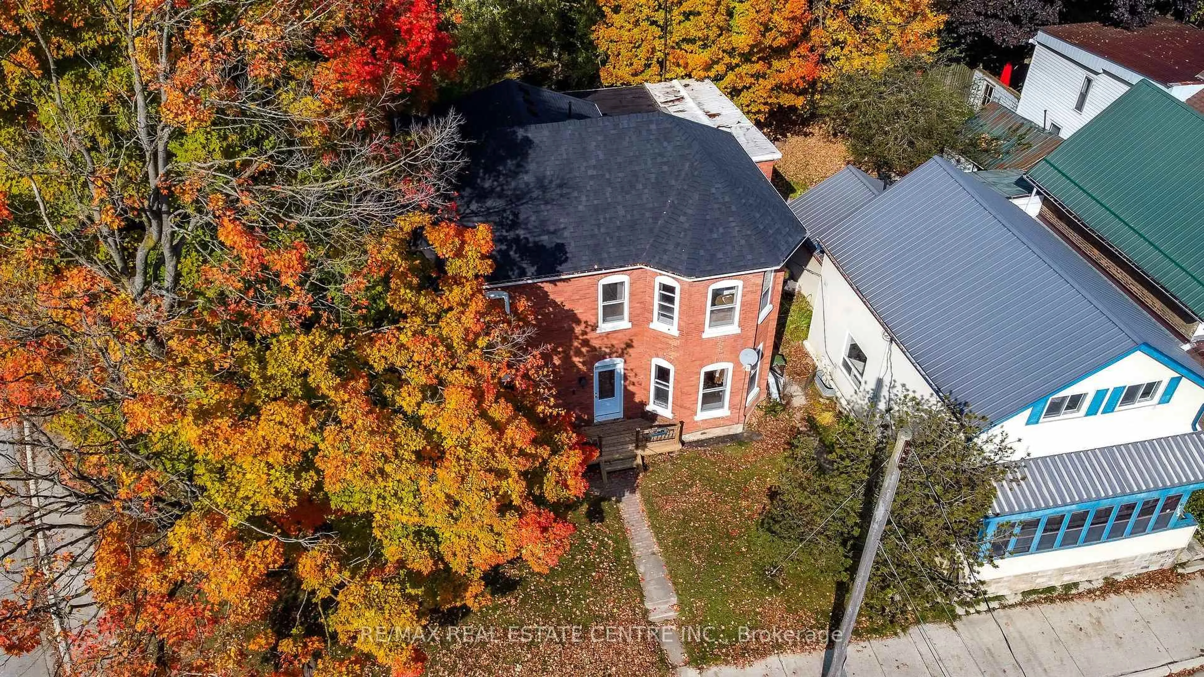 A pic from outside/outdoor area/front of a property/back of a property/a pic from drone, street for 154 Main St, Shelburne Ontario L0N 1S3