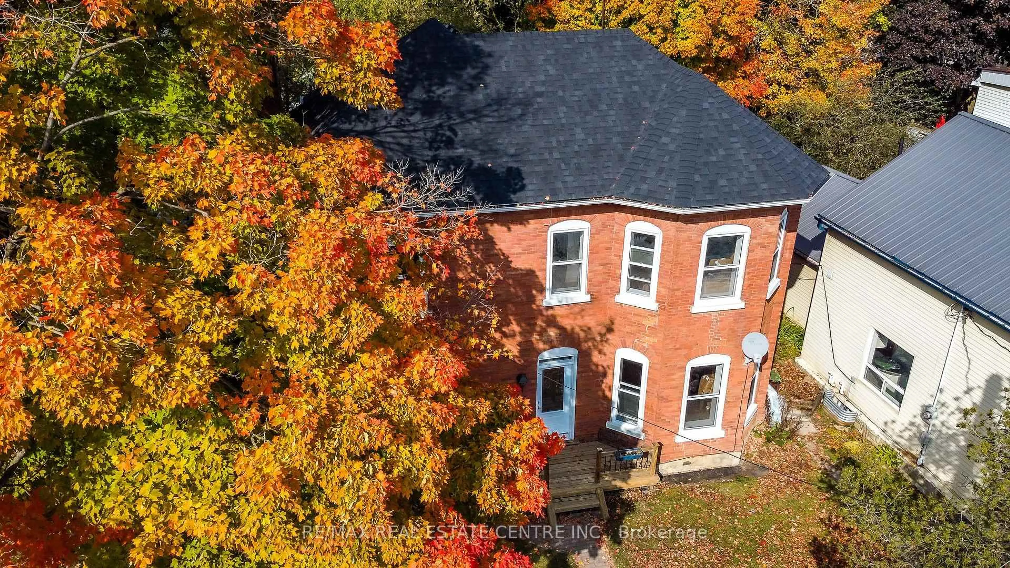 A pic from outside/outdoor area/front of a property/back of a property/a pic from drone, building for 154 Main St, Shelburne Ontario L0N 1S3