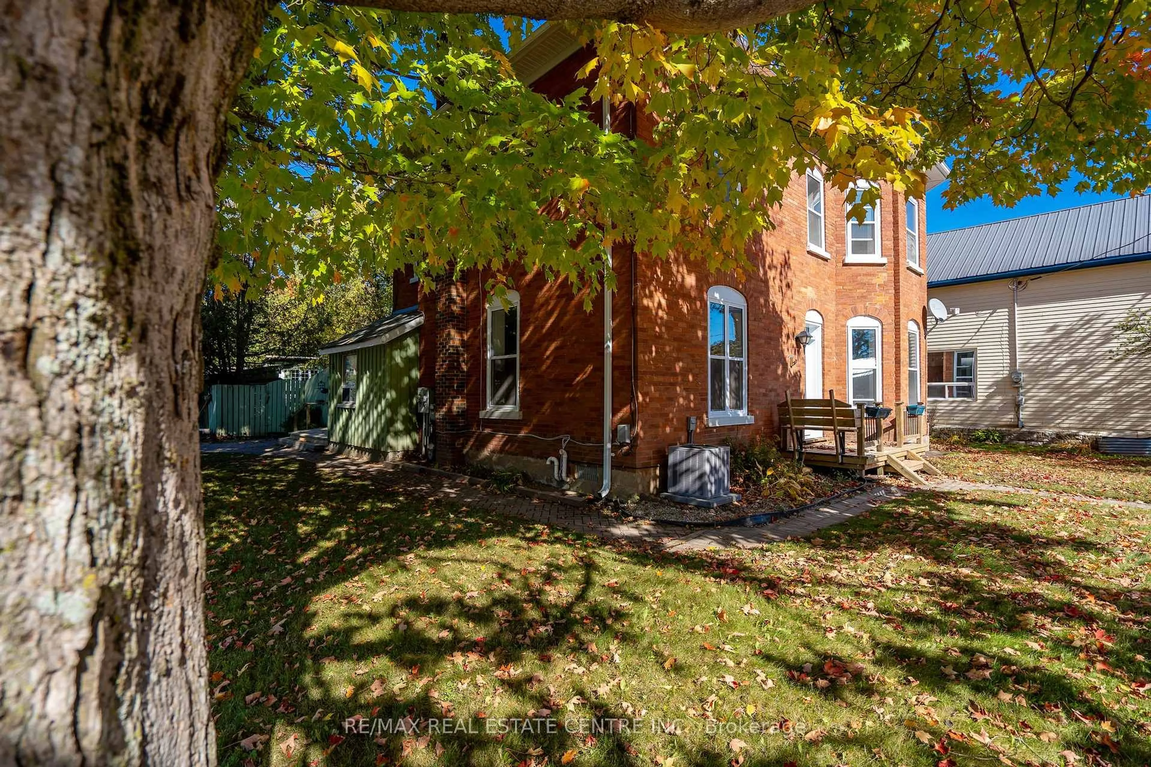 A pic from outside/outdoor area/front of a property/back of a property/a pic from drone, street for 154 Main St, Shelburne Ontario L0N 1S3