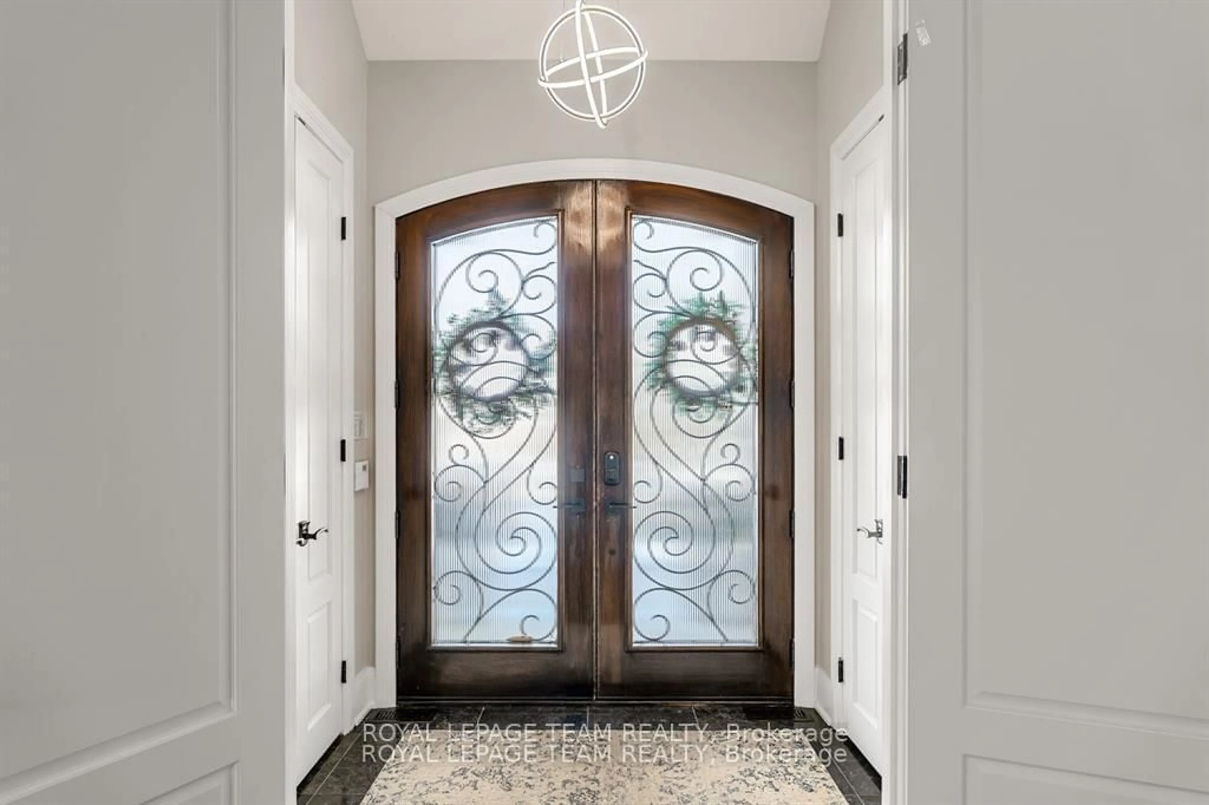 Indoor entryway for 77 Placel Rd, Ottawa Ontario K1L 5B9