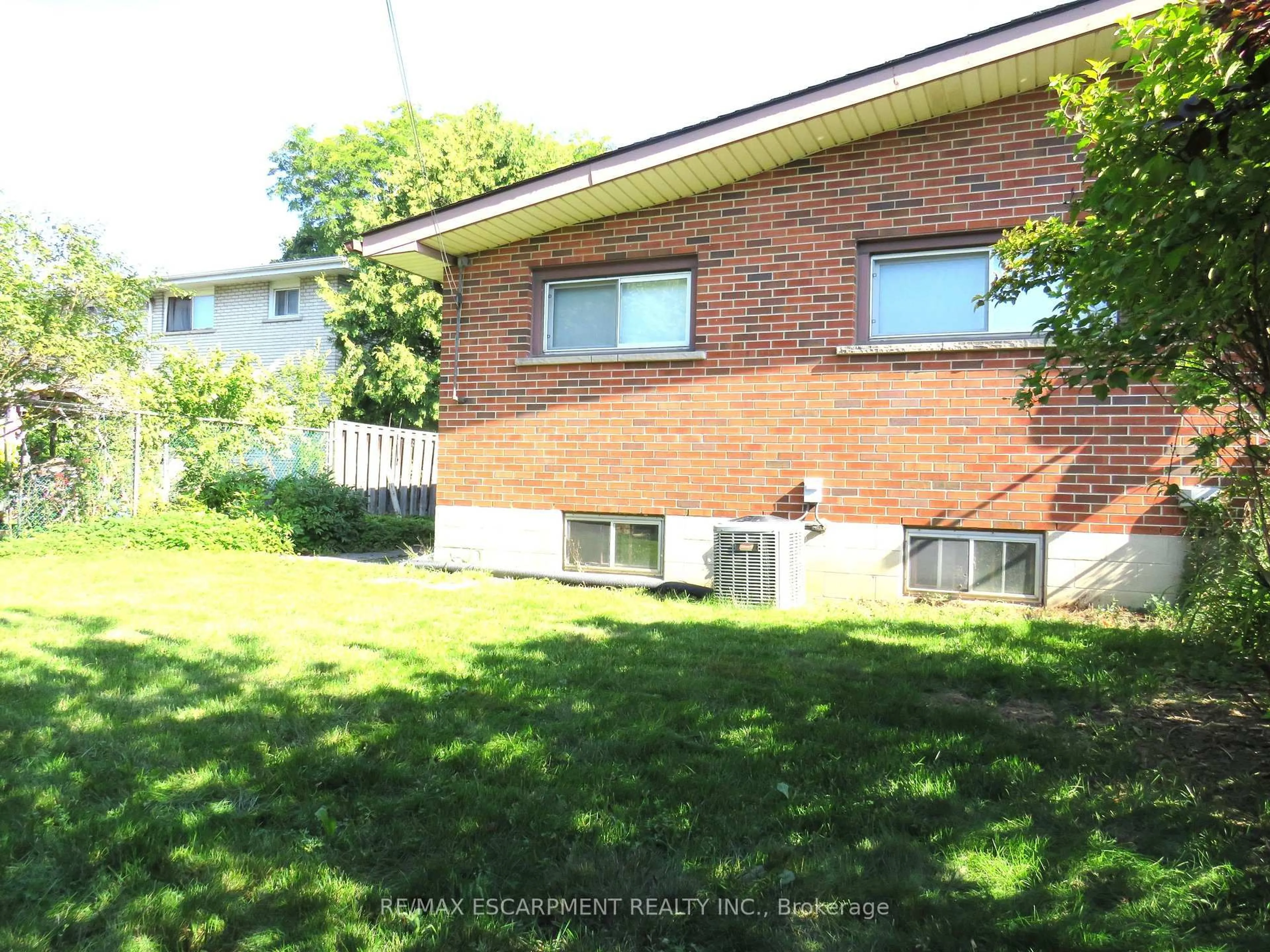 Unknown for 64 Luscombe St, Hamilton Ontario L9A 2J8
