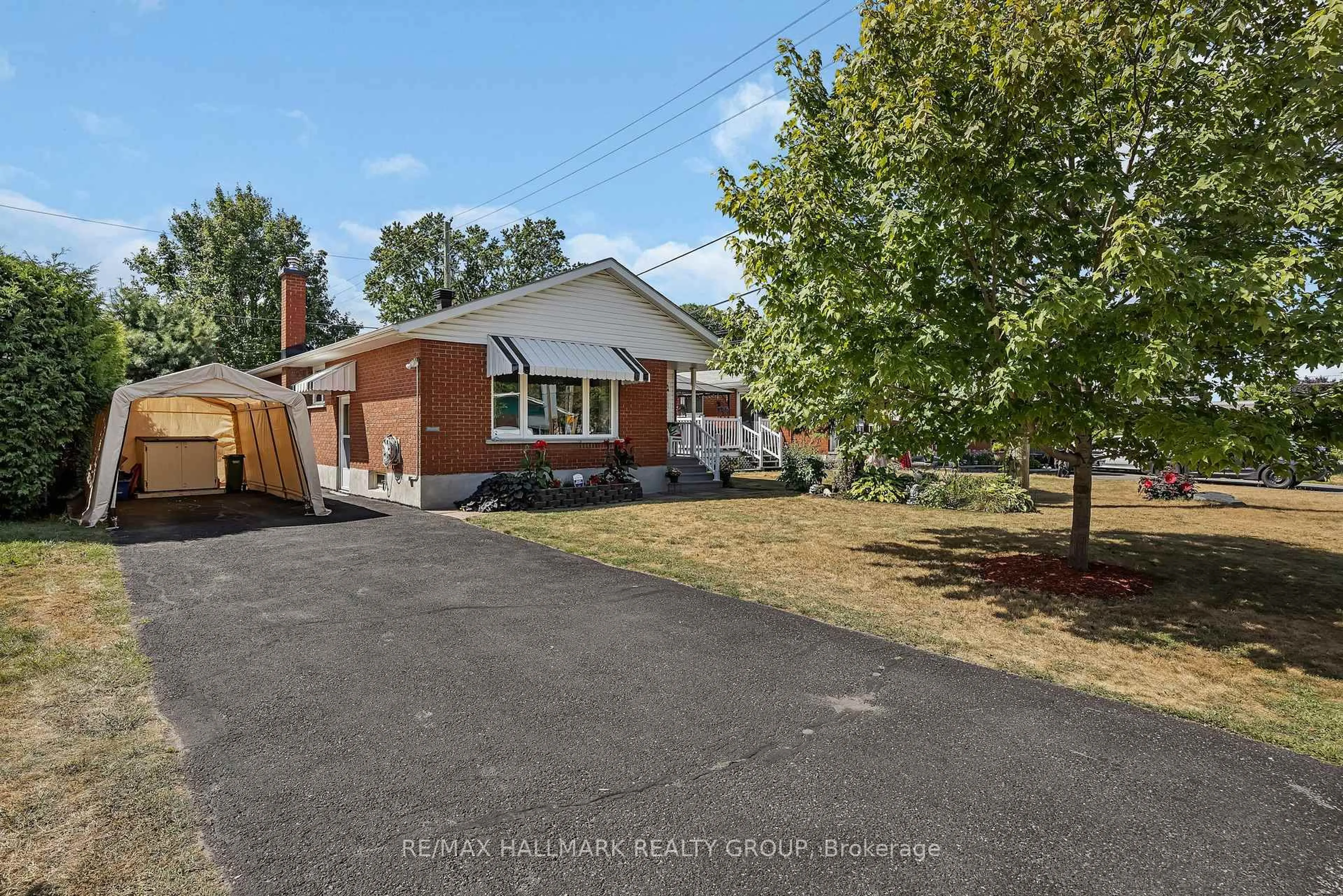 A pic from outside/outdoor area/front of a property/back of a property/a pic from drone, street for 1144 Cobden Rd, Ottawa Ontario K2C 2Z3