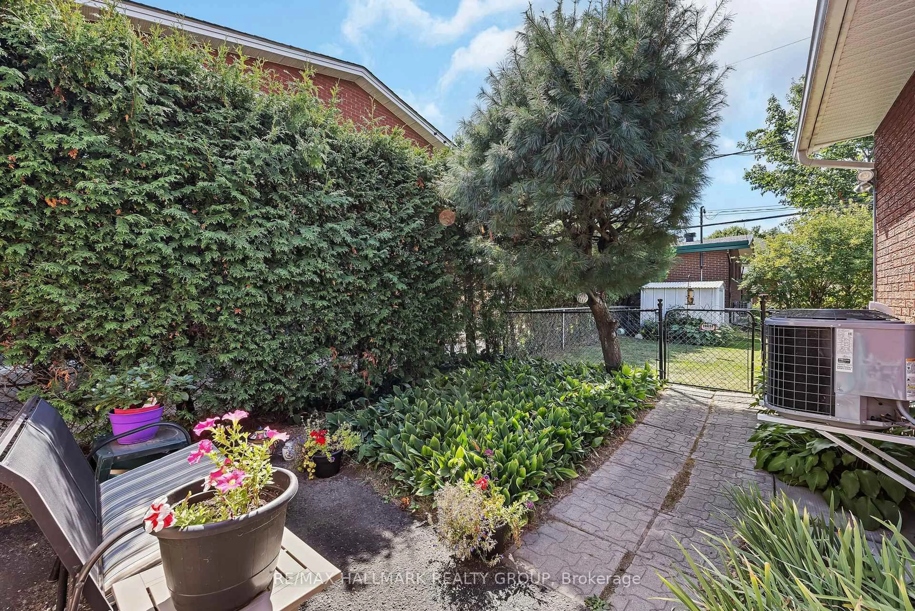 Patio, street for 1144 Cobden Rd, Ottawa Ontario K2C 2Z3