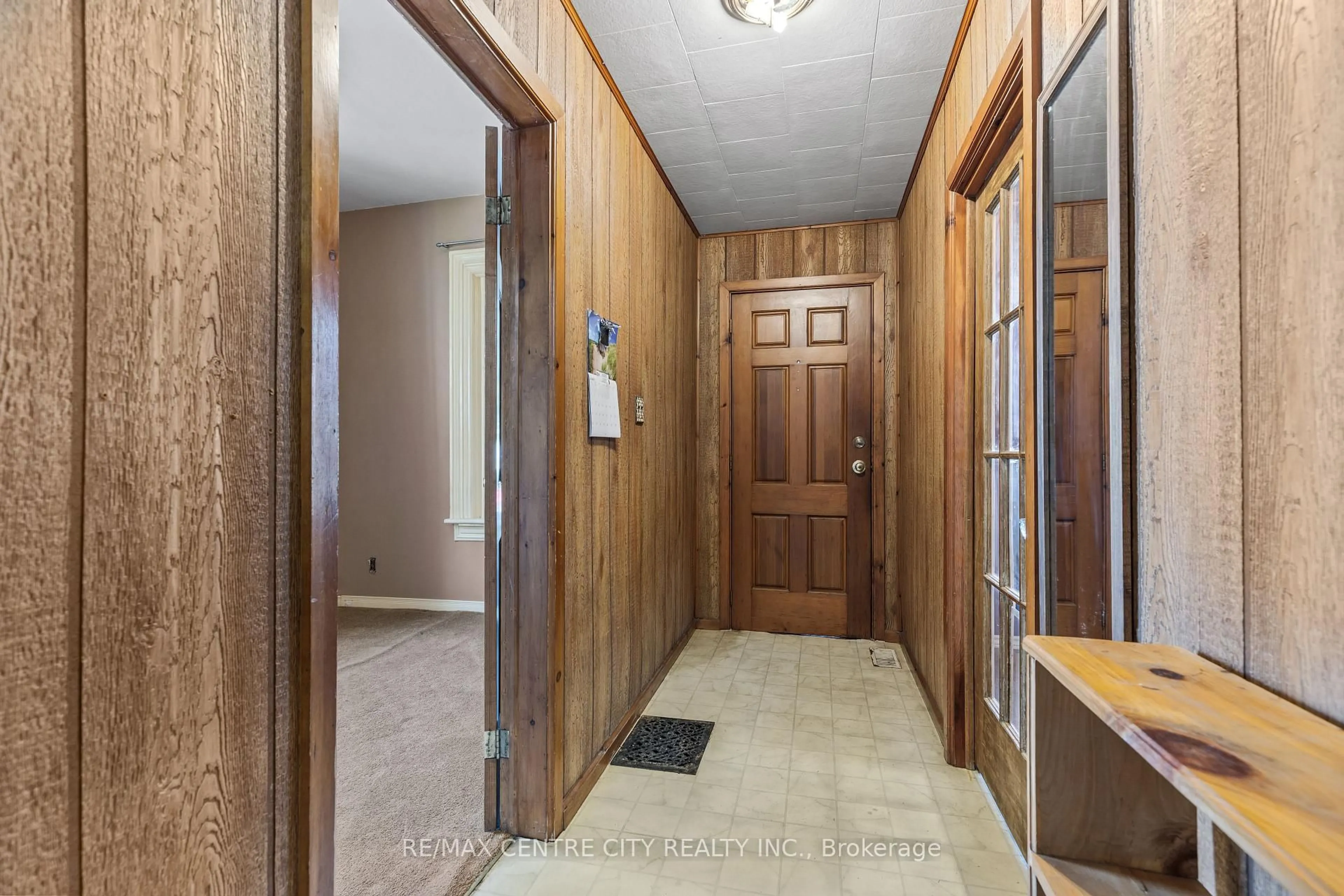 Indoor entryway for 30 Yarwood St, St. Thomas Ontario N5P 2Y3