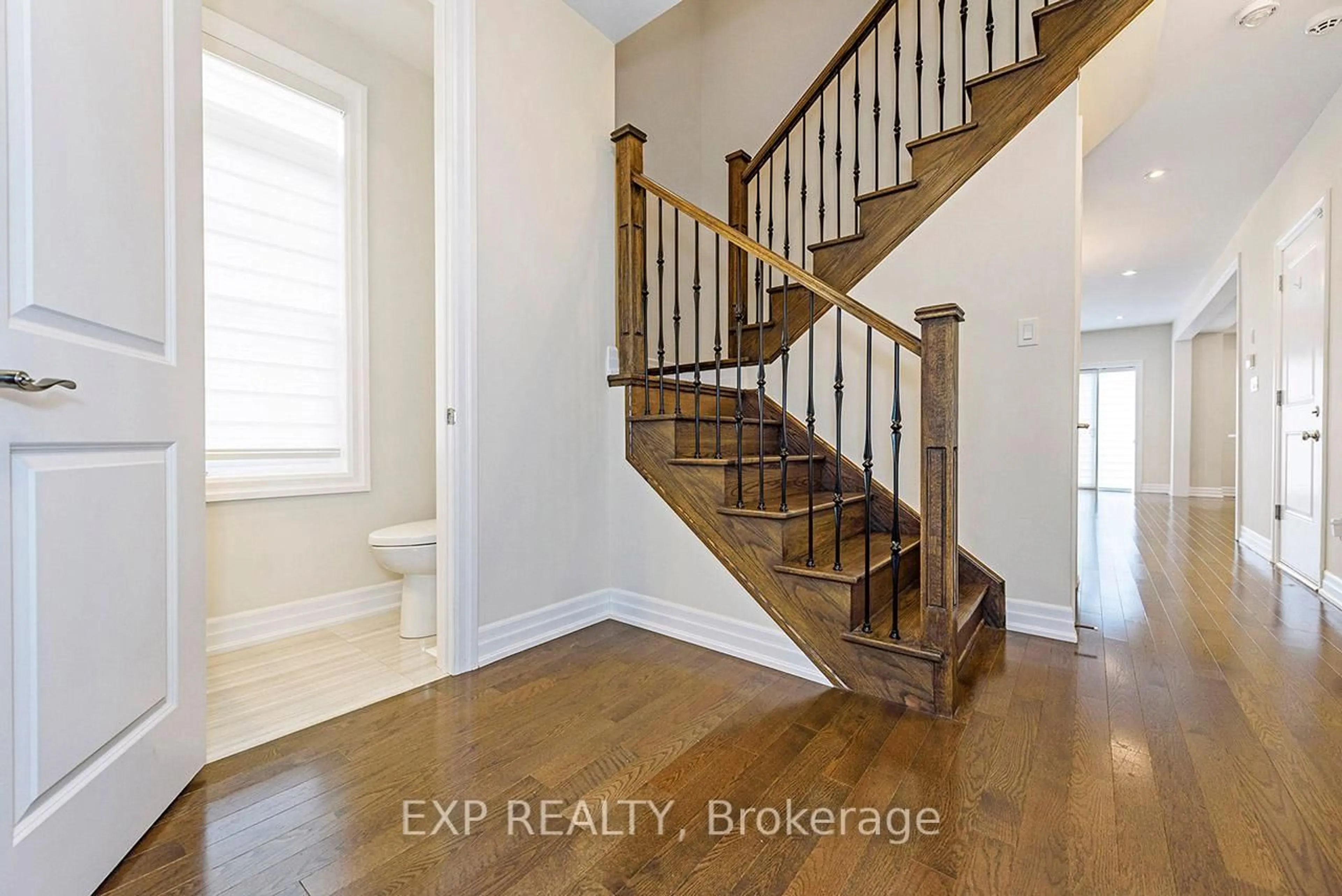 Indoor entryway for 35 Windsor Circ, Niagara-on-the-Lake Ontario L7S 1J0
