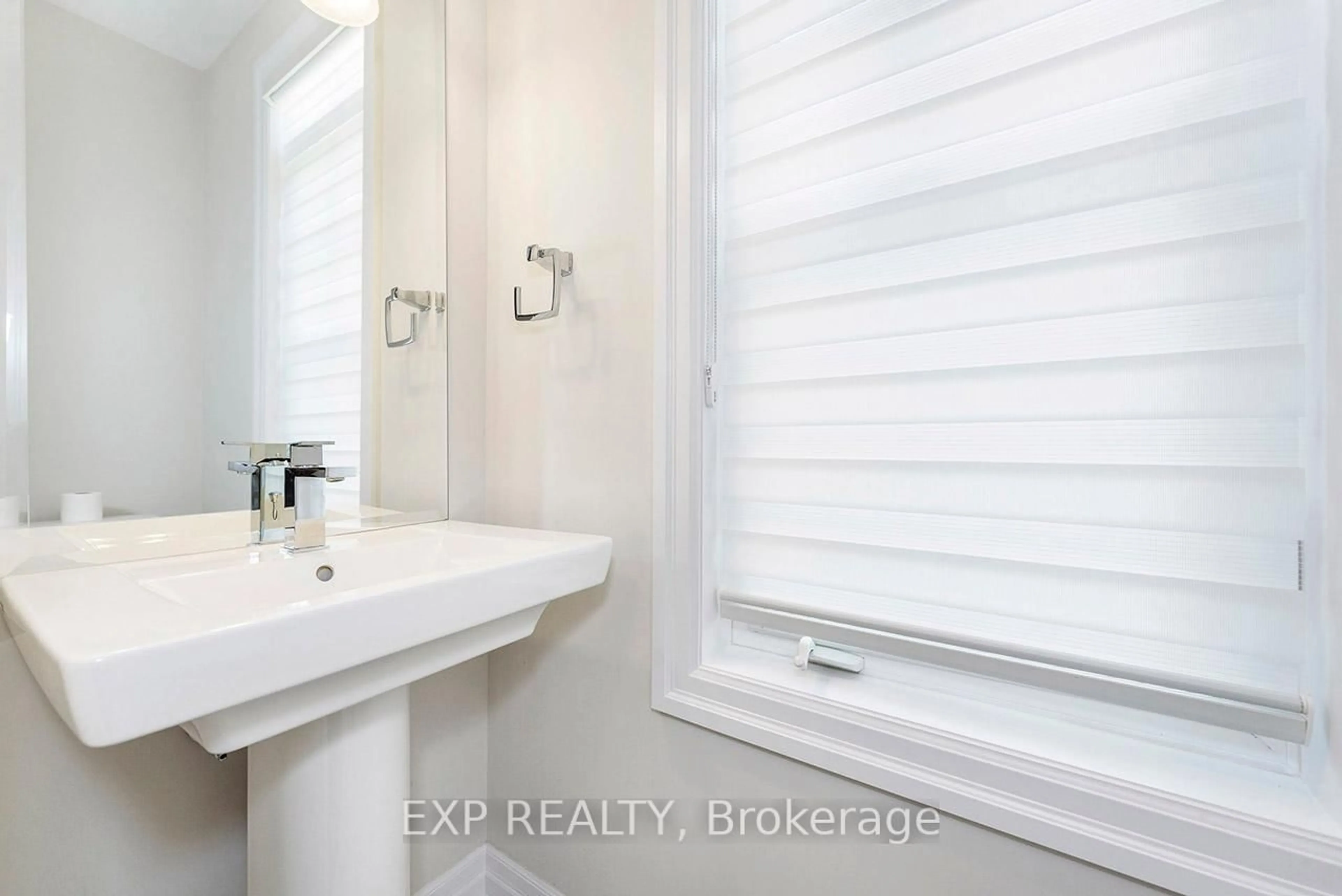 Standard bathroom, ceramic/tile floor for 35 Windsor Circ, Niagara-on-the-Lake Ontario L7S 1J0