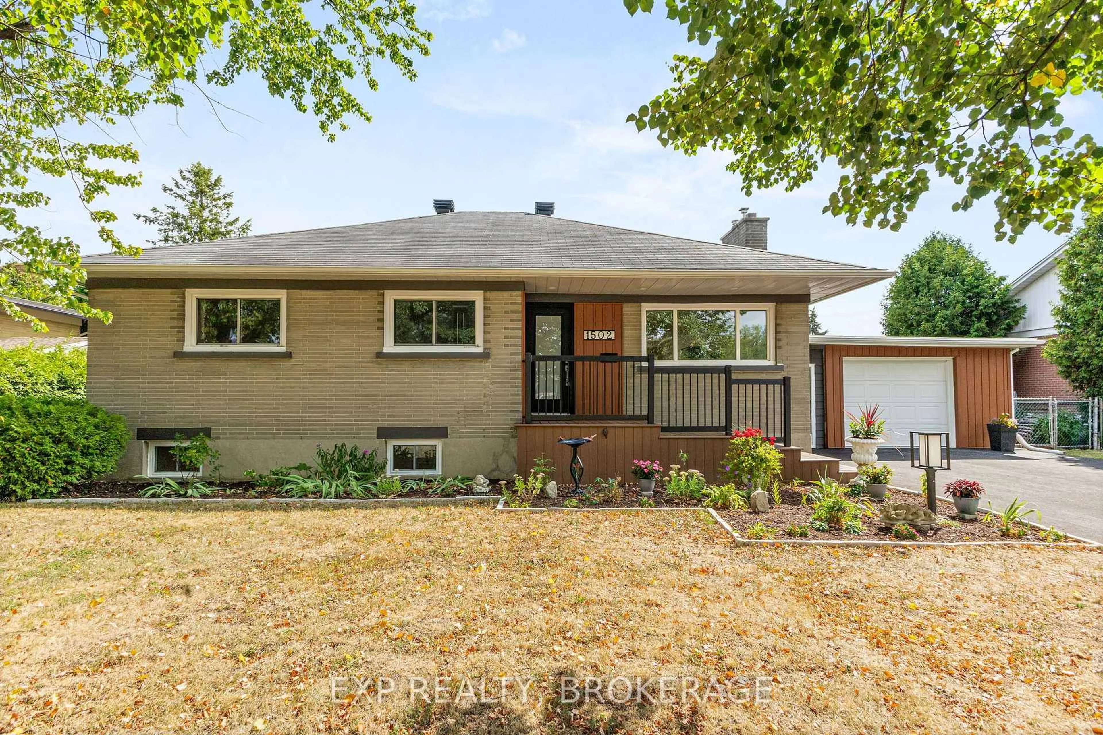 Home with brick exterior material, street for 1502 Farnsworth Ave, Ottawa Ontario K1H 7C3