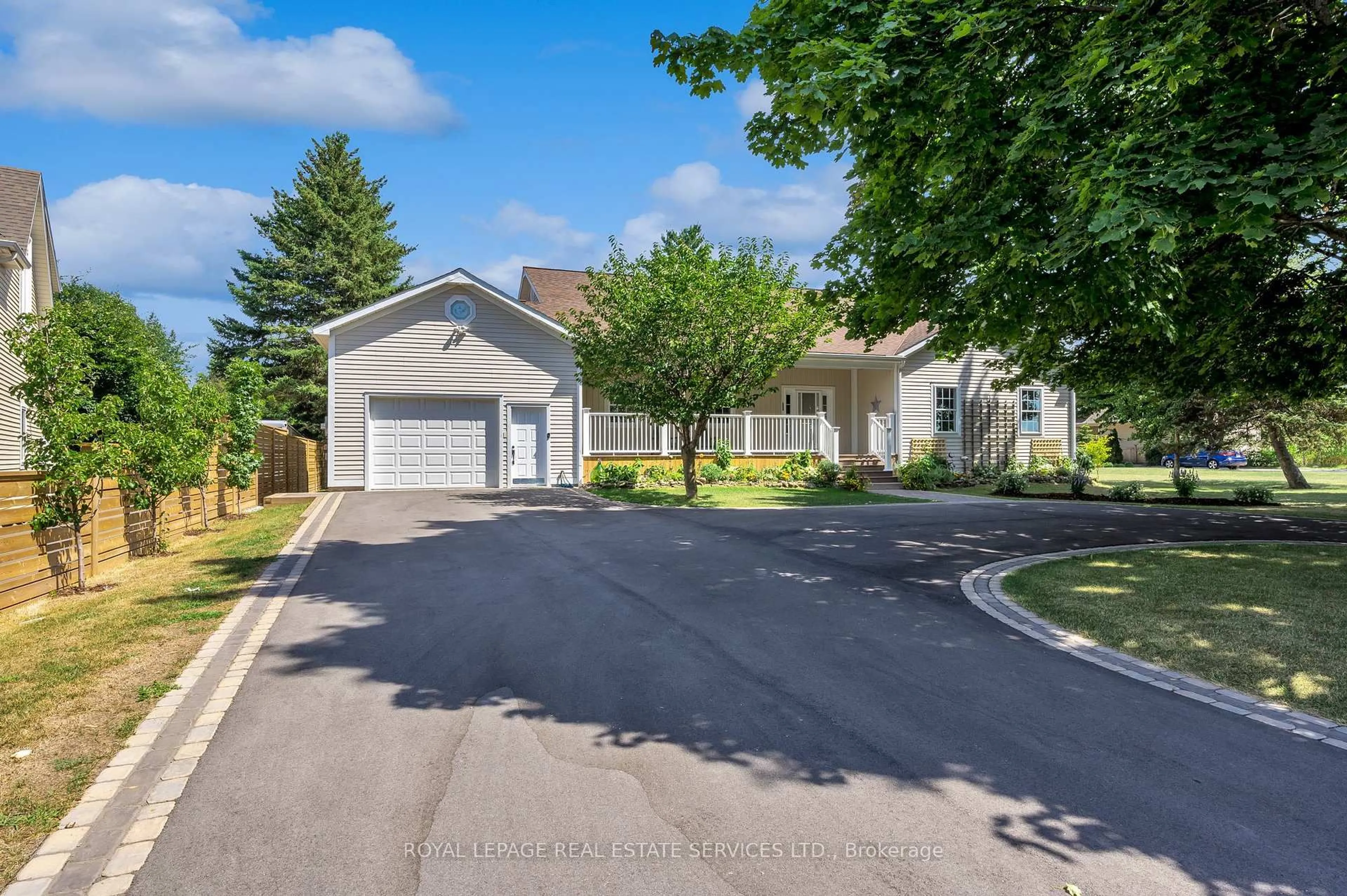 A pic from outside/outdoor area/front of a property/back of a property/a pic from drone, street for 199 Niagara St, Niagara-on-the-Lake Ontario L0S 1J0