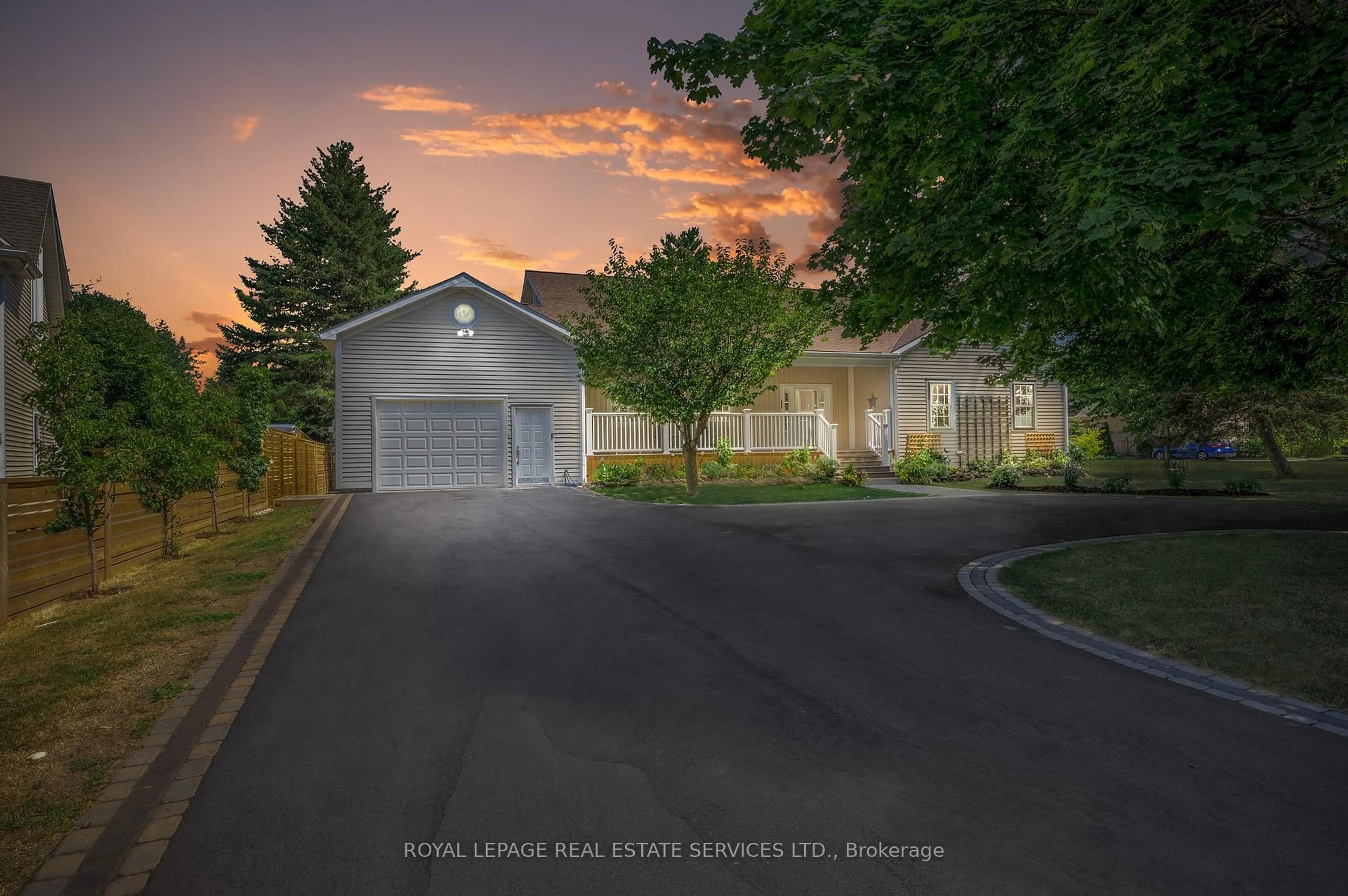 A pic from outside/outdoor area/front of a property/back of a property/a pic from drone, street for 199 Niagara St, Niagara-on-the-Lake Ontario L0S 1J0