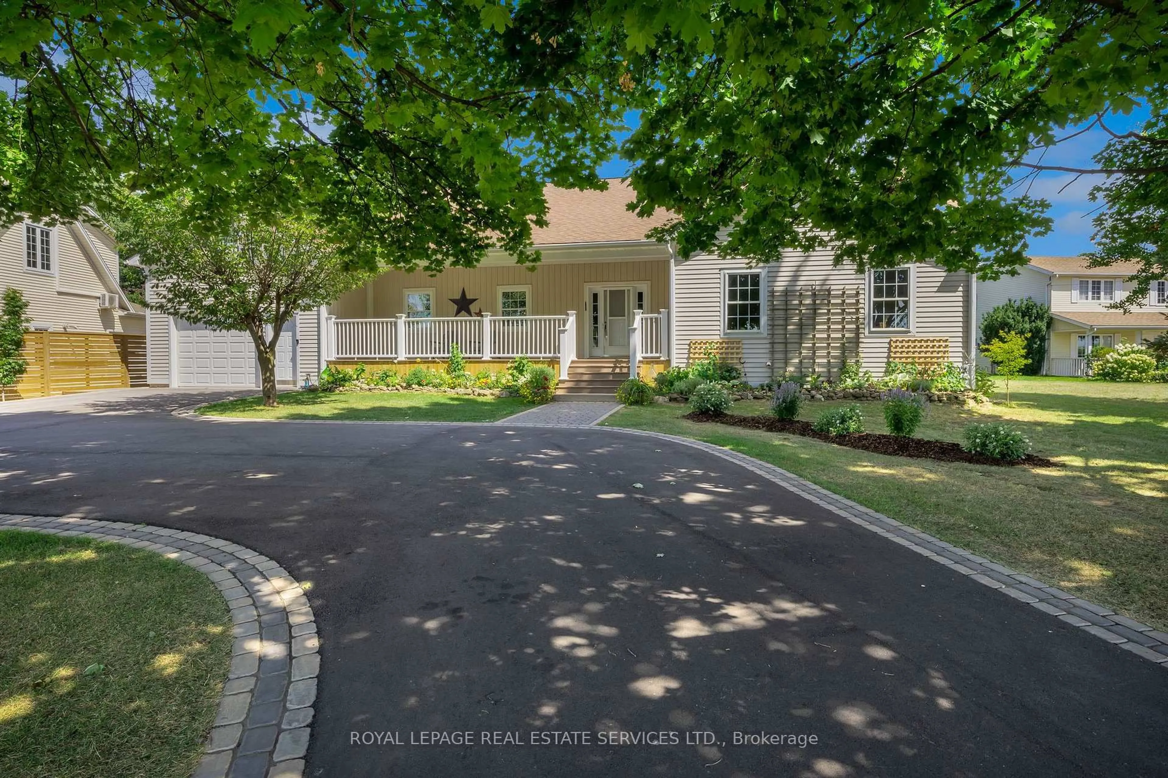 A pic from outside/outdoor area/front of a property/back of a property/a pic from drone, street for 199 Niagara St, Niagara-on-the-Lake Ontario L0S 1J0