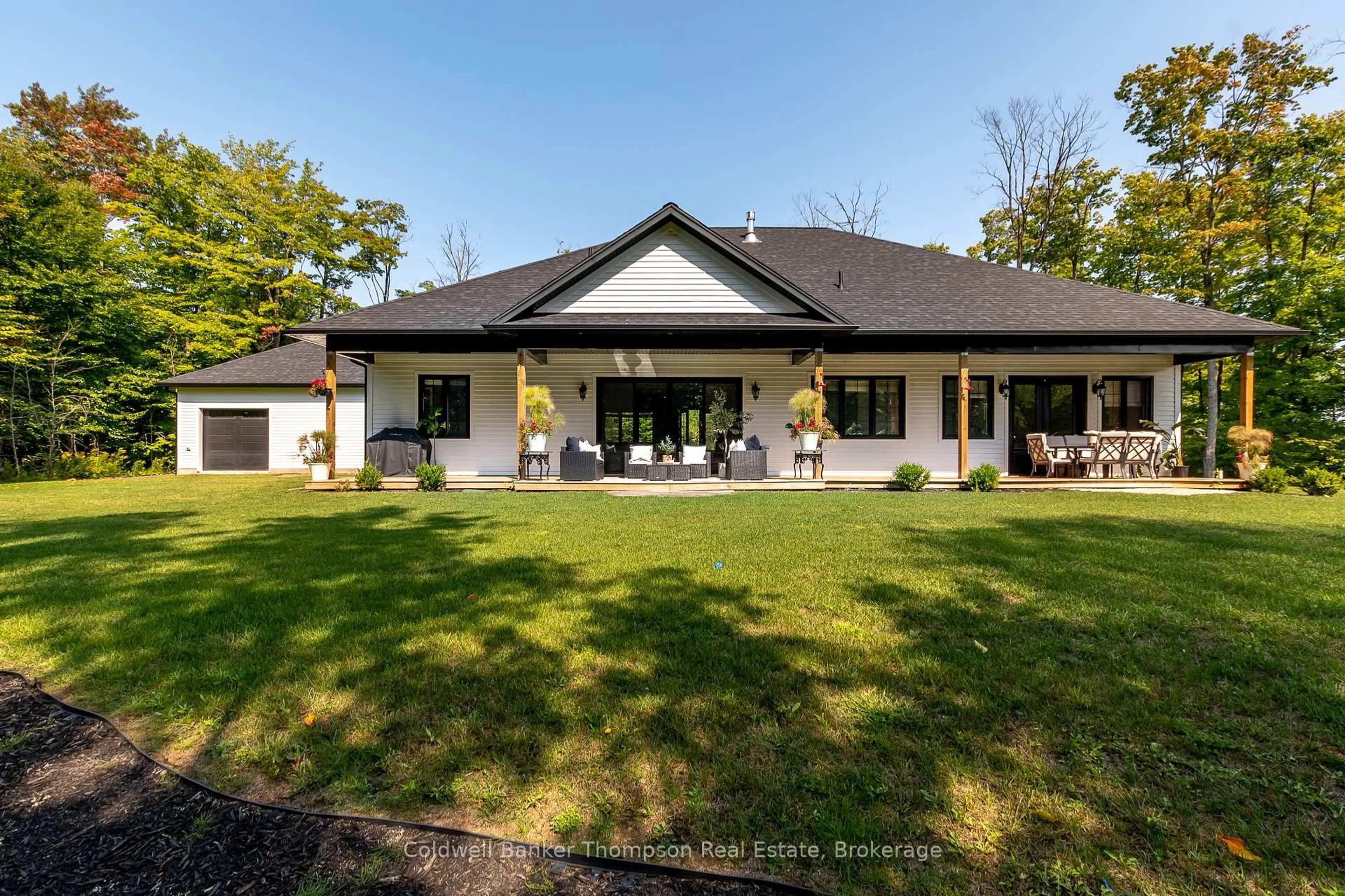 A pic from outside/outdoor area/front of a property/back of a property/a pic from drone, unknown for 6 Royal Oak Cres, Huntsville Ontario P1H 0A8