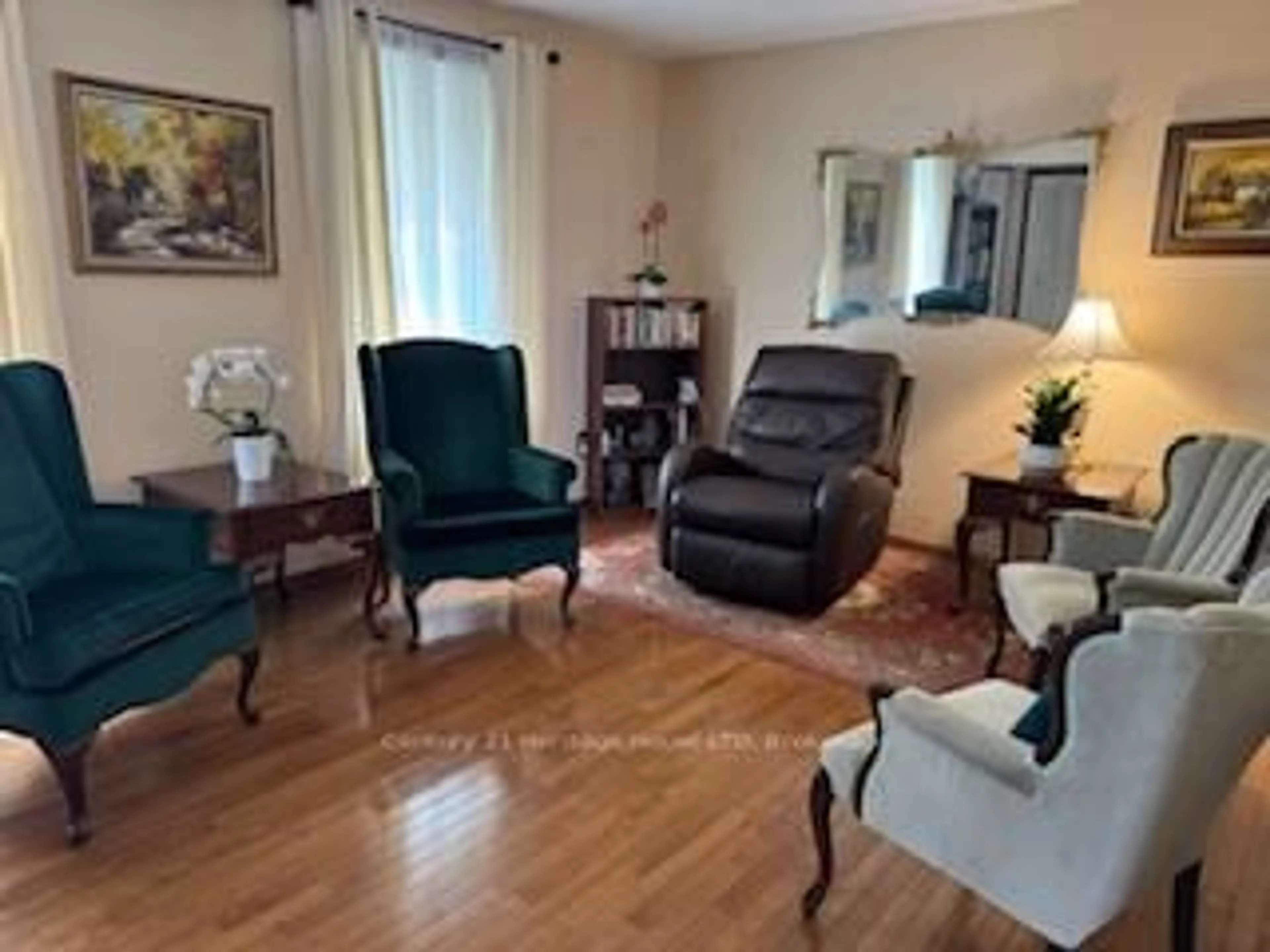 Living room with furniture, unknown for 5638 Highland Ave, Niagara Falls Ontario L2G 4X1