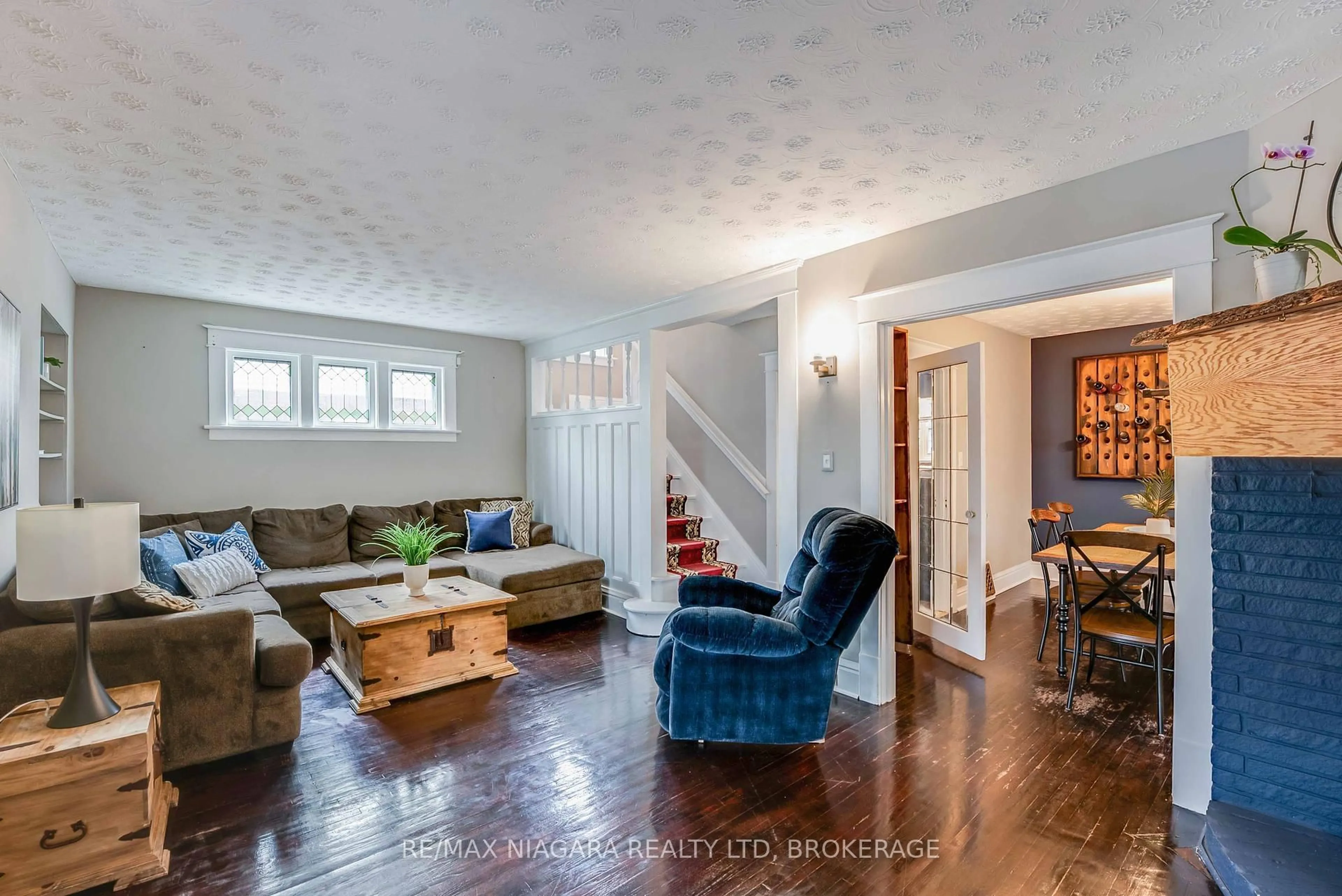 Living room with furniture, wood/laminate floor for 5078 Armoury St, Niagara Falls Ontario L2E 1T4