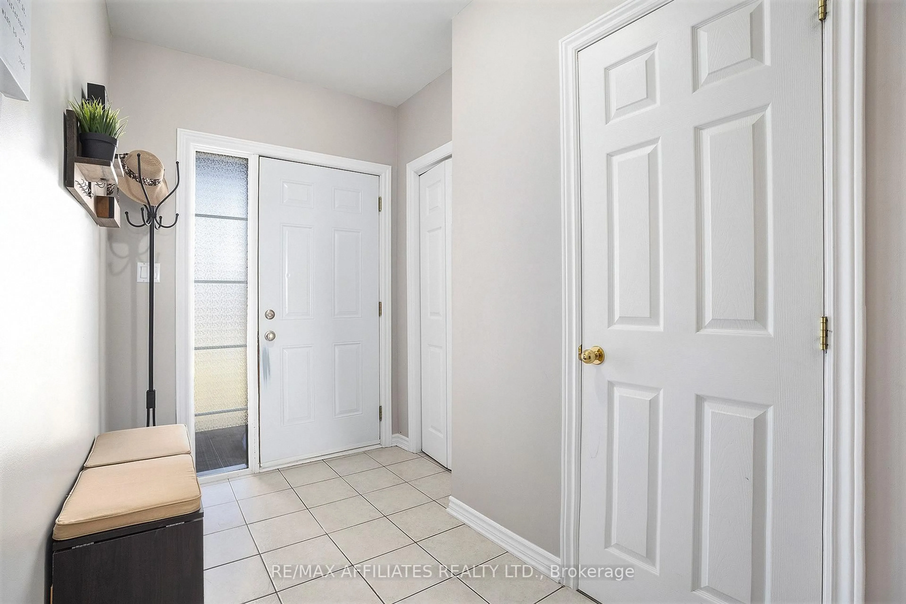 Indoor entryway for 74 Sunset Blvd, Cornwall Ontario K6H 7M3