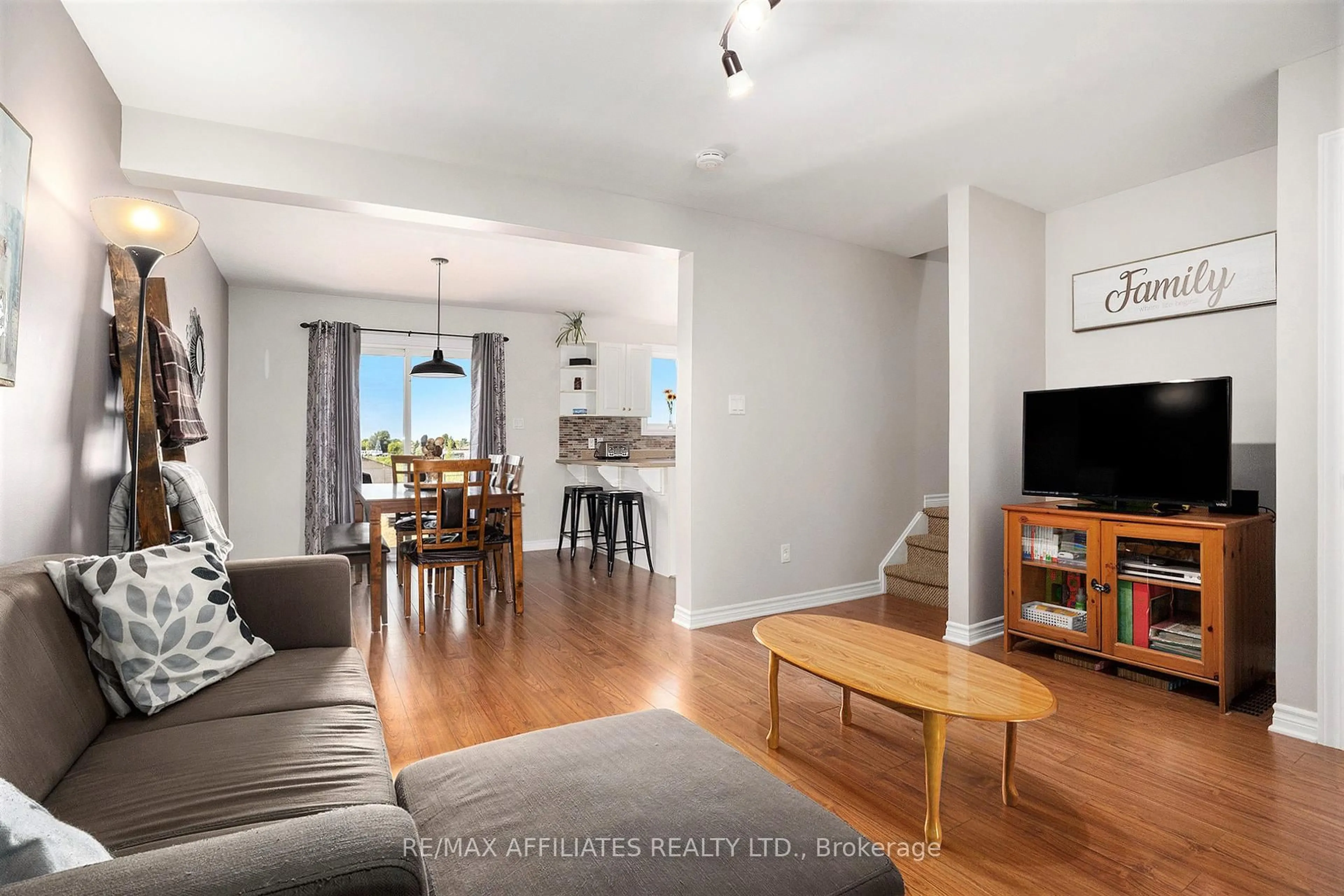 Living room with furniture, unknown for 74 Sunset Blvd, Cornwall Ontario K6H 7M3