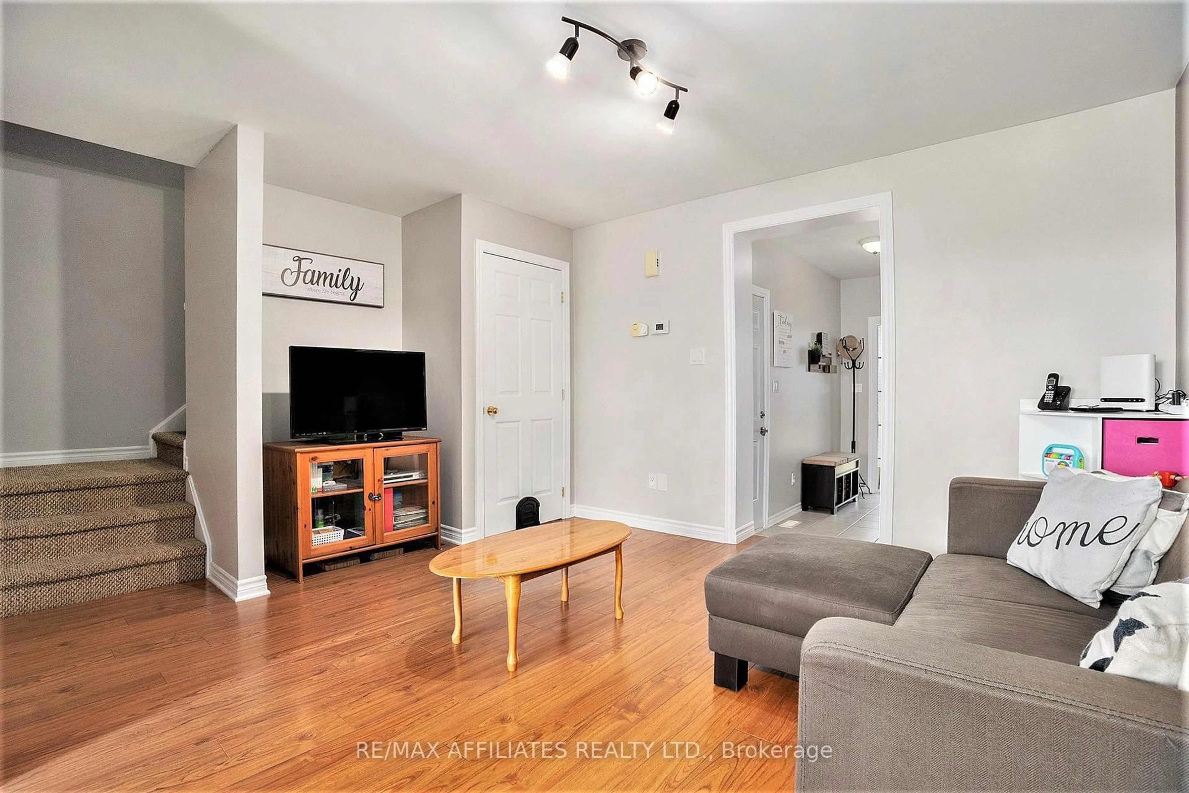 Living room with furniture, wood/laminate floor for 74 Sunset Blvd, Cornwall Ontario K6H 7M3