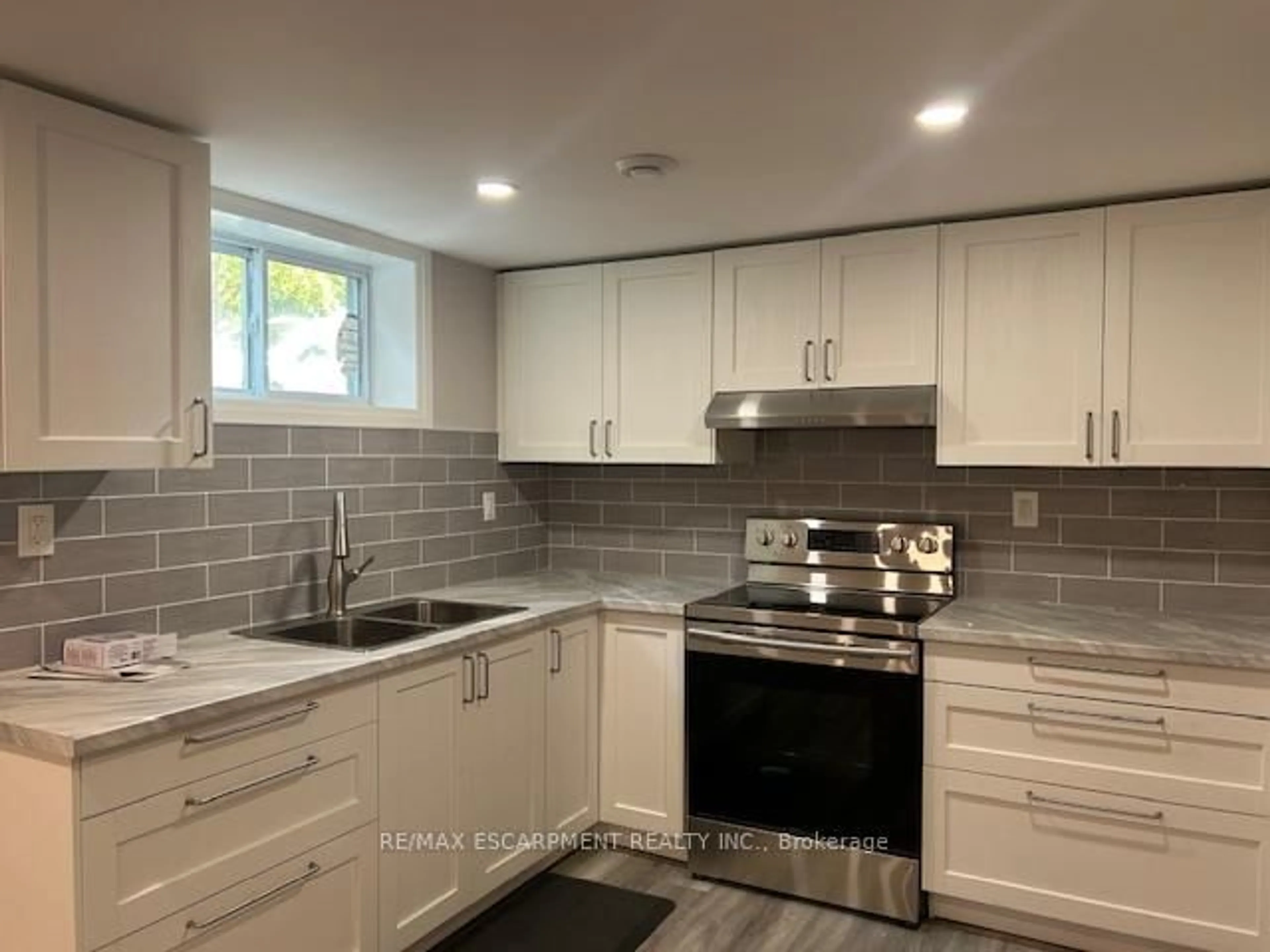 Open concept kitchen, ceramic/tile floor for 699 NINTH Ave, Hamilton Ontario L8T 2A1